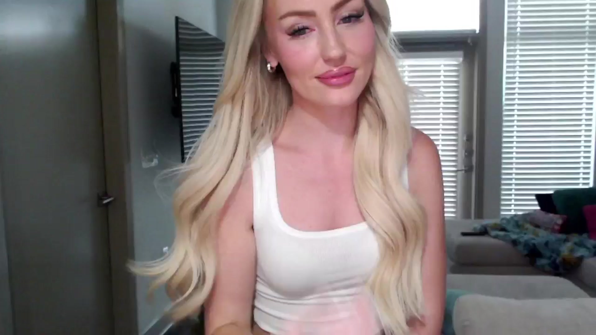 Gallery image thumbnail from Officialelsa's myfreecams stream on, 09/12/2024, 23:25 image 17 of 20