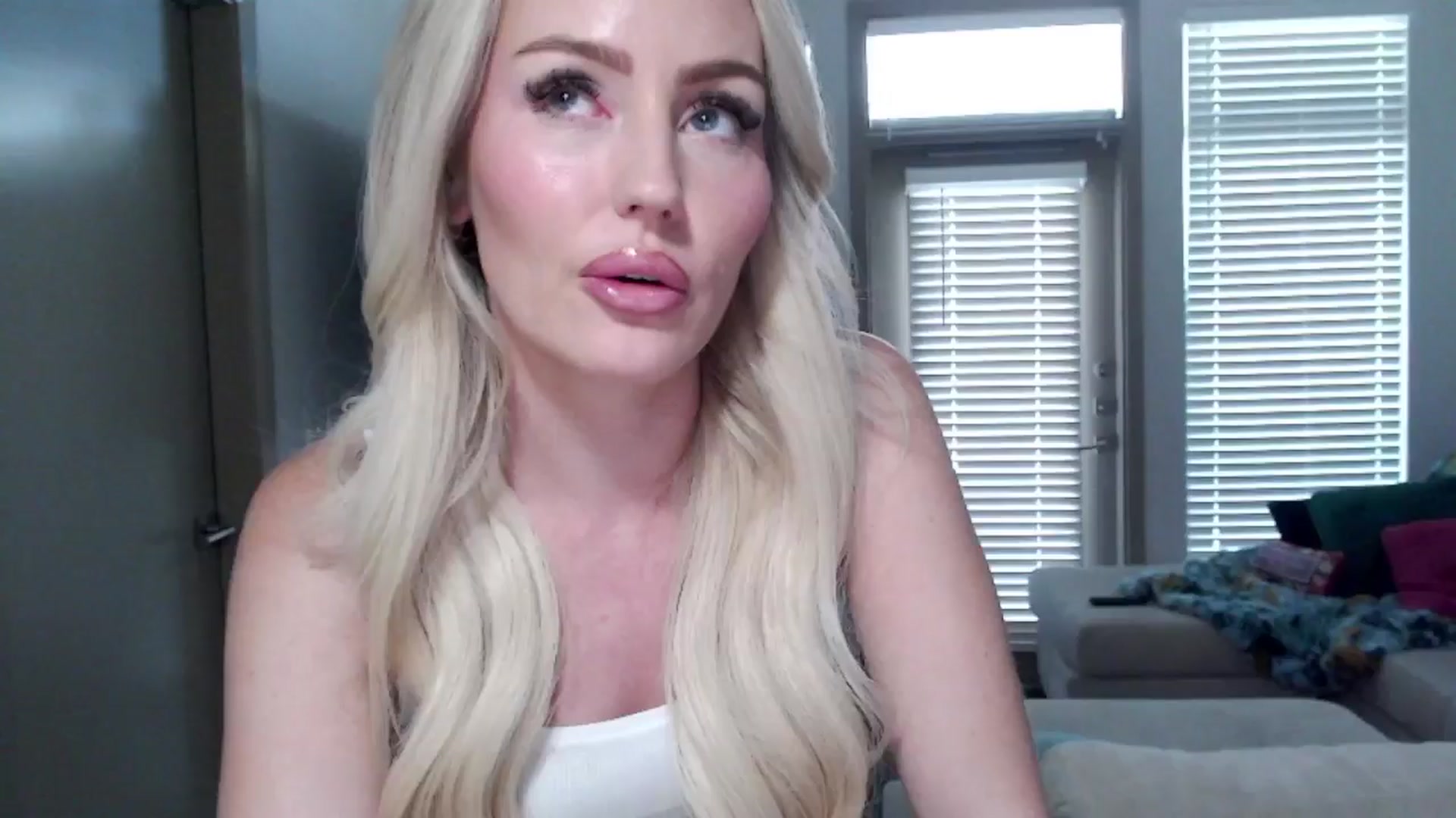Gallery image thumbnail from Officialelsa's myfreecams stream on, 09/12/2024, 23:25 image 10 of 20