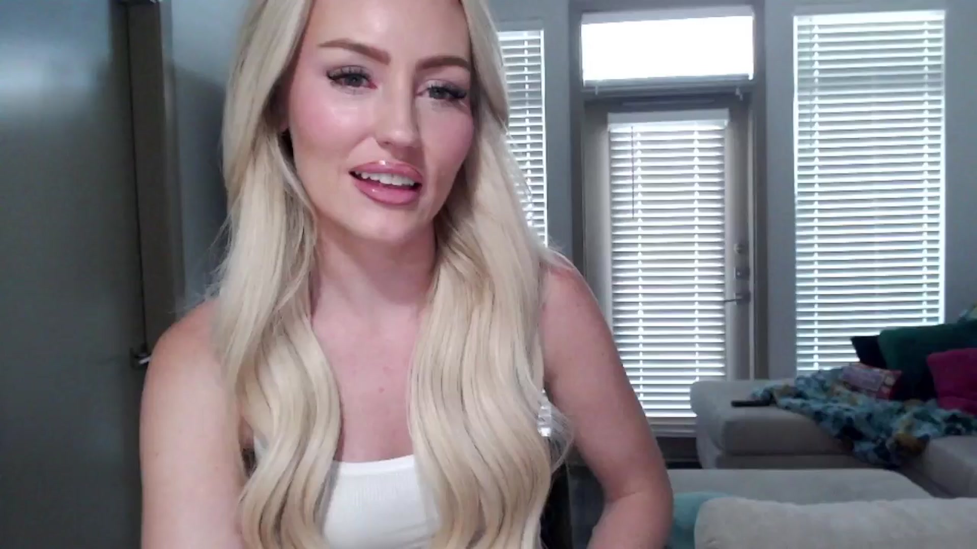 Gallery image thumbnail from Officialelsa's myfreecams stream on, 09/12/2024, 23:25 image 7 of 20