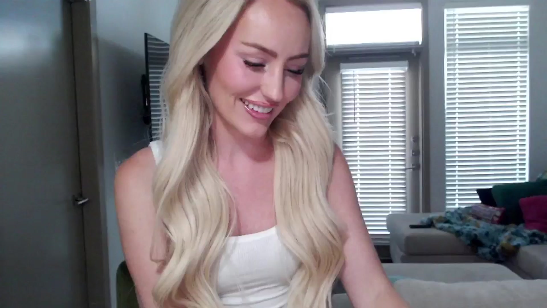 Gallery image thumbnail from Officialelsa's myfreecams stream on, 09/12/2024, 23:25 image 4 of 20