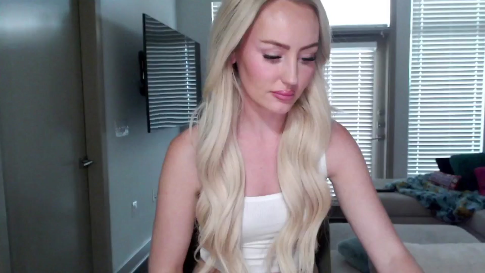 Gallery image thumbnail from Officialelsa's myfreecams stream on, 09/12/2024, 23:25 image 18 of 20
