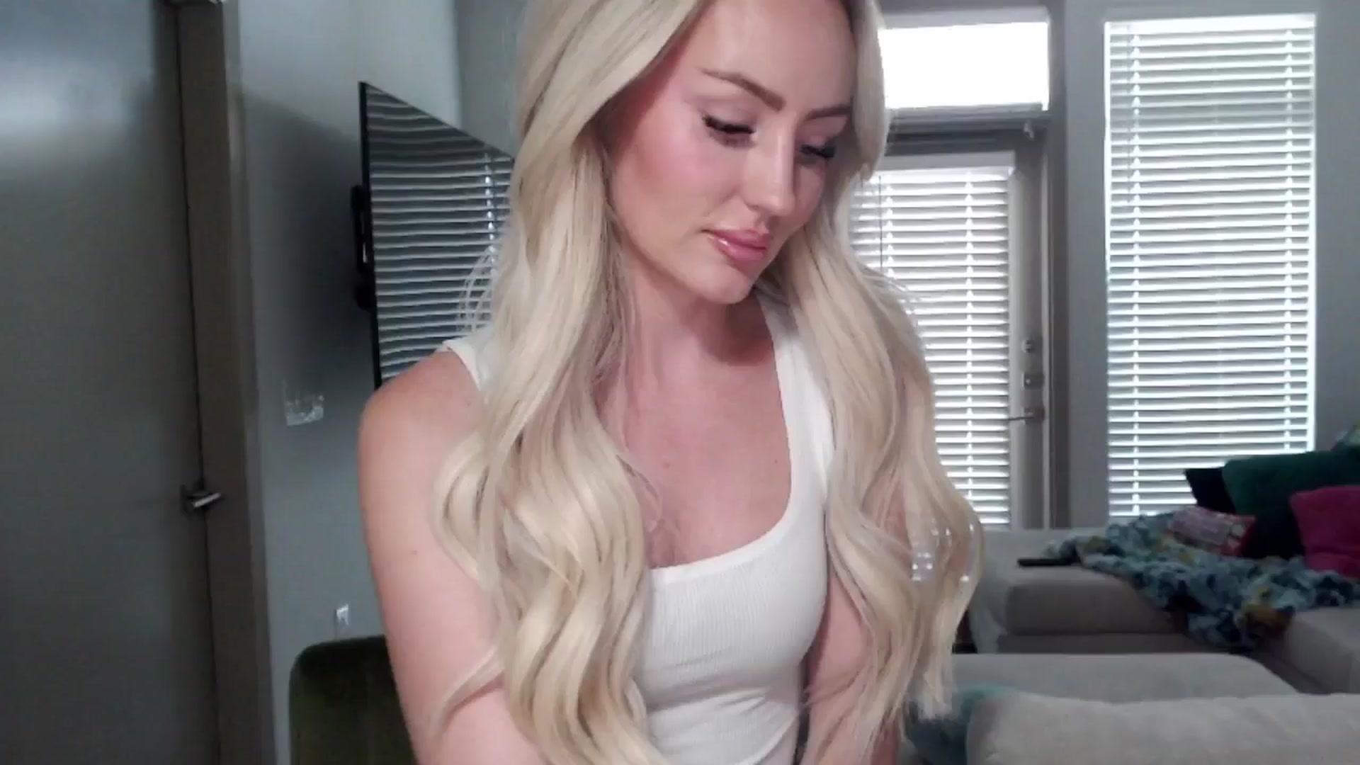 Gallery image thumbnail from Officialelsa's myfreecams stream on, 09/12/2024, 23:25 image 3 of 20