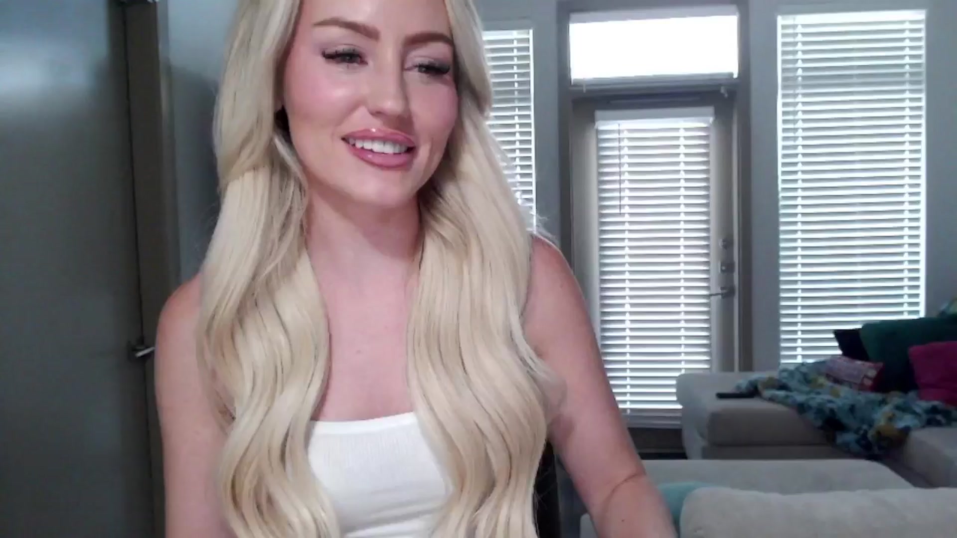 Gallery image thumbnail from Officialelsa's myfreecams stream on, 09/12/2024, 23:25 image 6 of 20