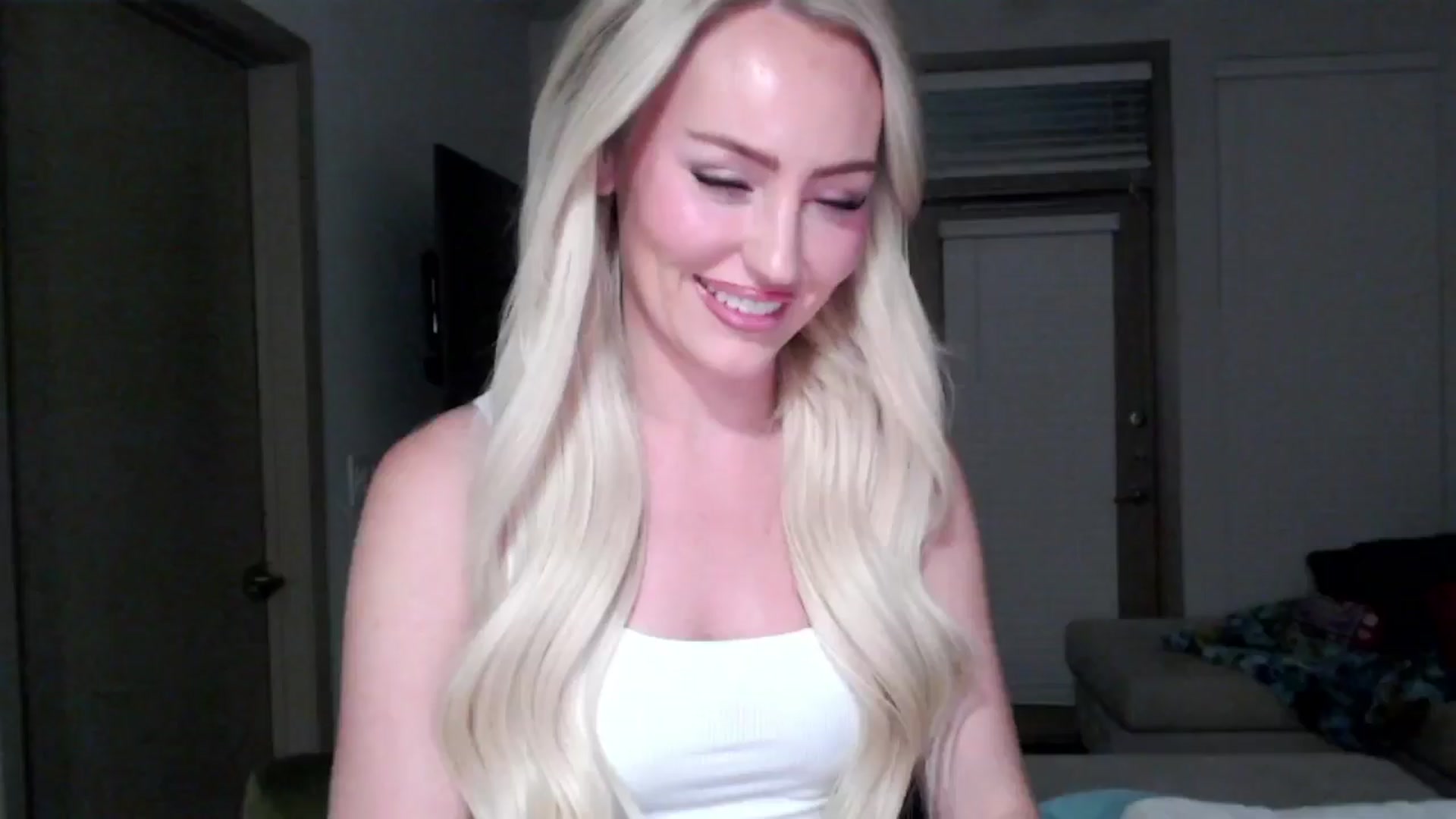 Gallery image thumbnail from Officialelsa's myfreecams stream on, 09/13/2024, 04:17 image 5 of 20