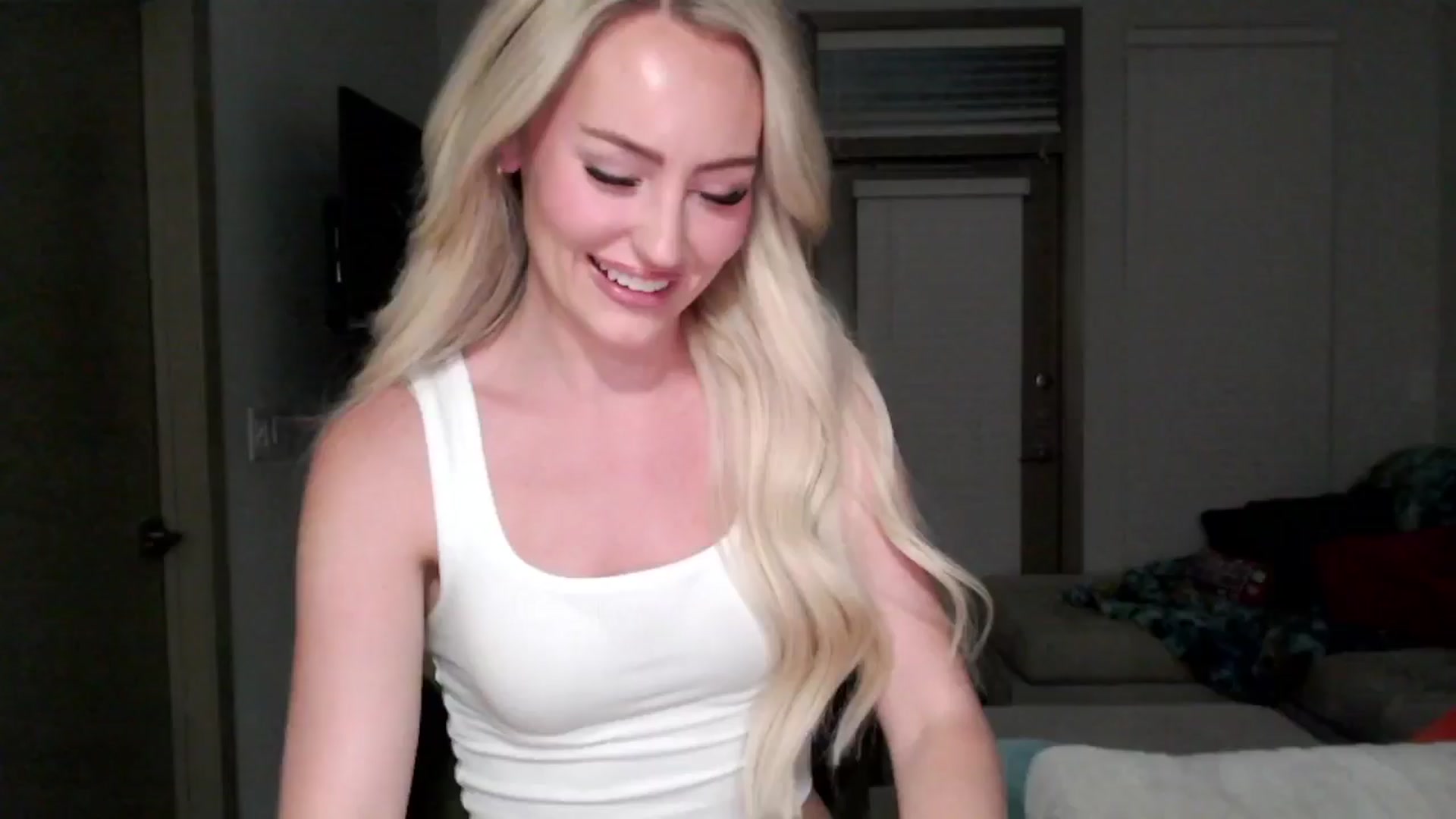 Gallery image thumbnail from Officialelsa's myfreecams stream on, 09/13/2024, 04:17 image 15 of 20