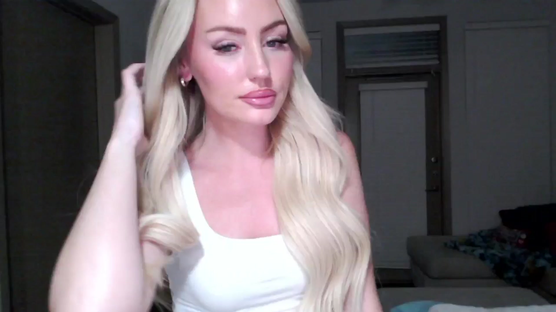 Gallery image thumbnail from Officialelsa's myfreecams stream on, 09/13/2024, 04:17 image 2 of 20
