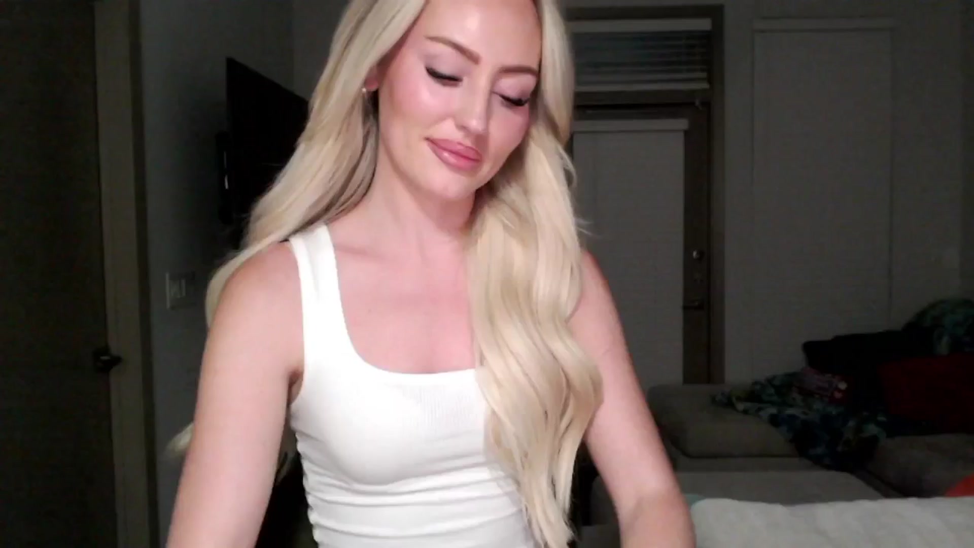 Gallery image thumbnail from Officialelsa's myfreecams stream on, 09/13/2024, 04:17 image 12 of 20
