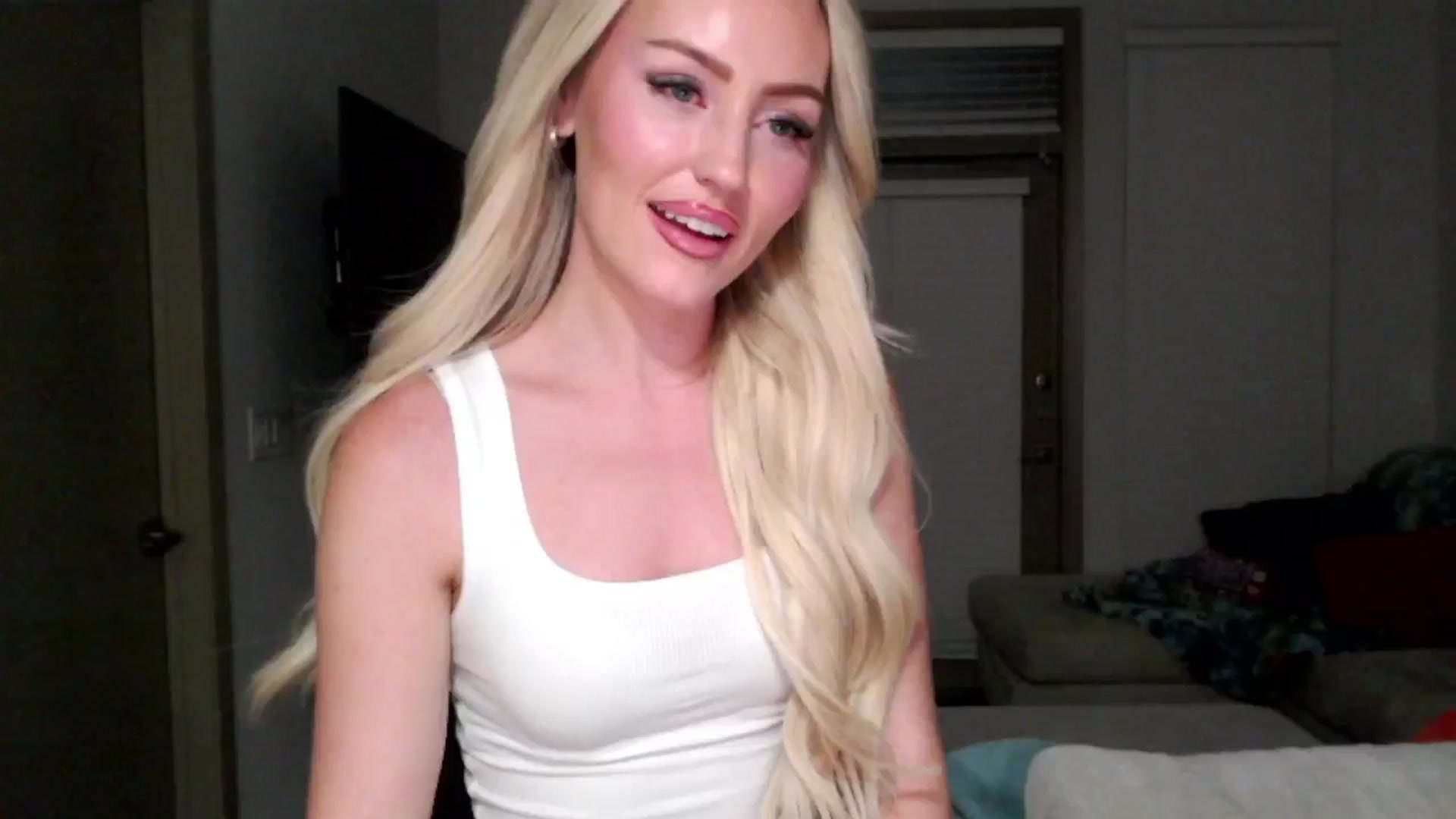 Gallery image thumbnail from Officialelsa's myfreecams stream on, 09/13/2024, 04:17 image 13 of 20