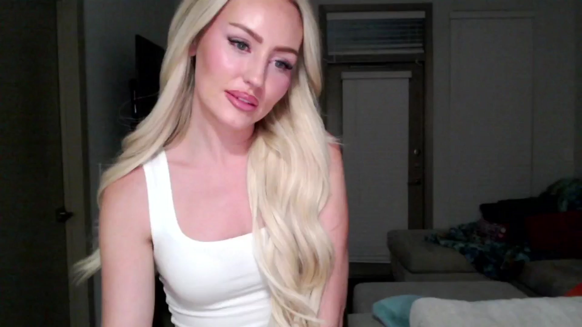 Gallery image thumbnail from Officialelsa's myfreecams stream on, 09/13/2024, 04:17 image 14 of 20