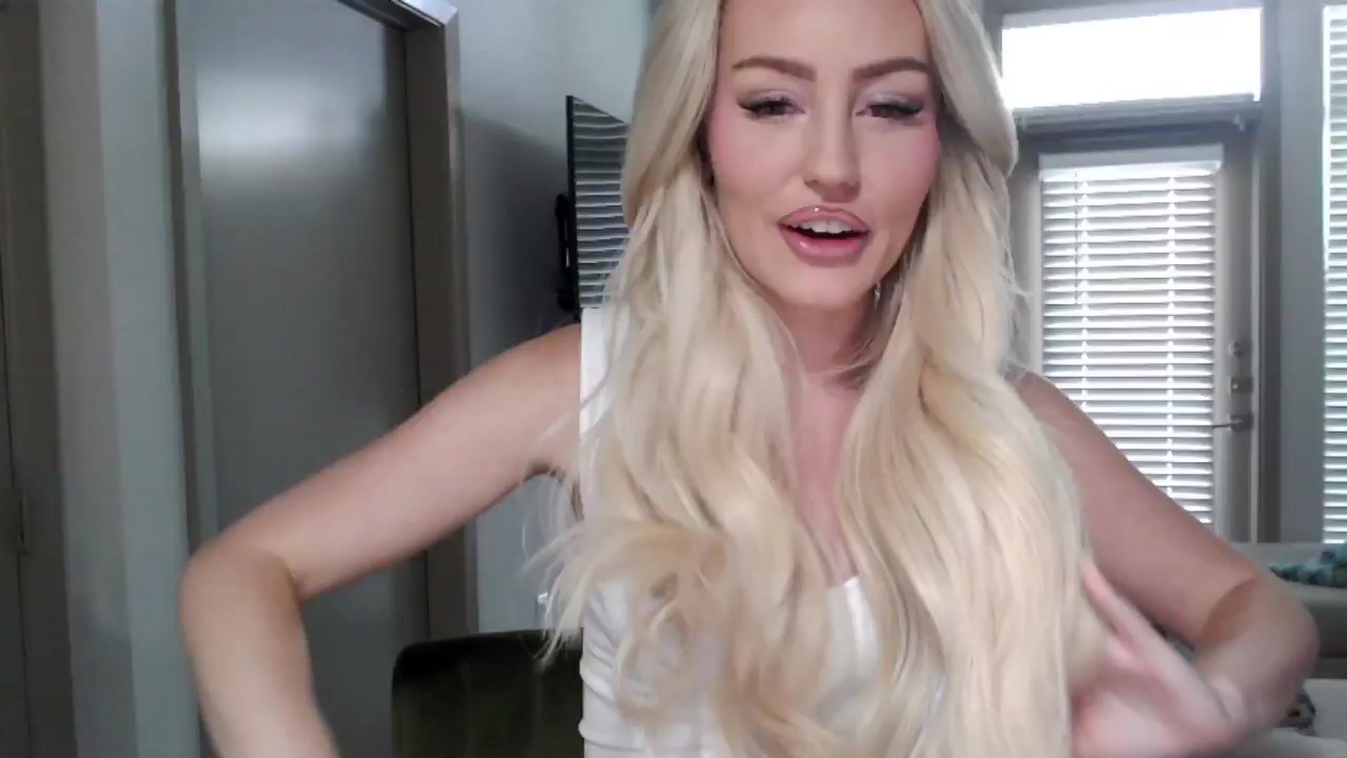 Gallery image thumbnail from Officialelsa's myfreecams stream on, 09/14/2024, 22:20 image 4 of 20