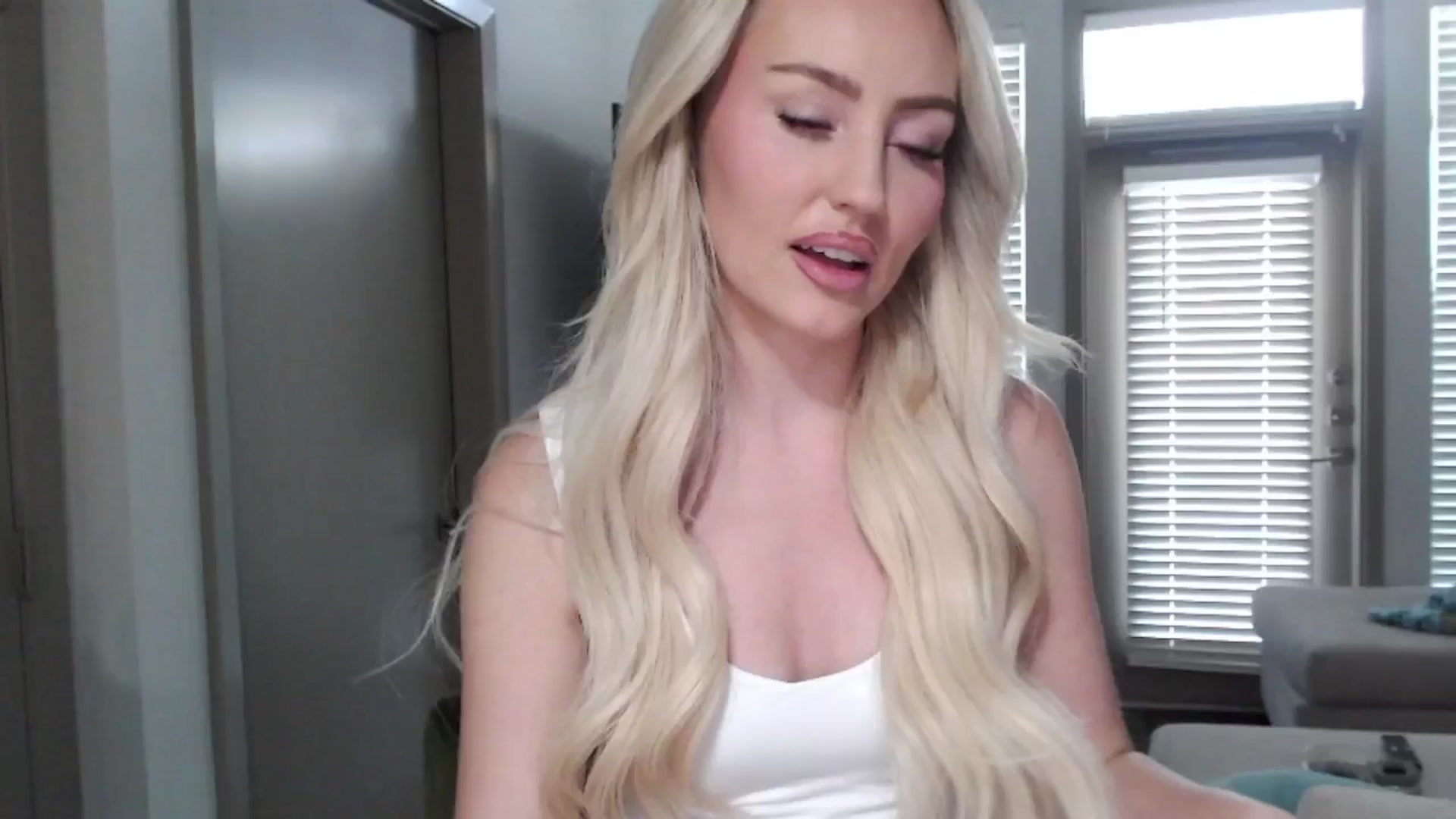 Gallery image thumbnail from Officialelsa's myfreecams stream on, 09/14/2024, 22:20 image 7 of 20