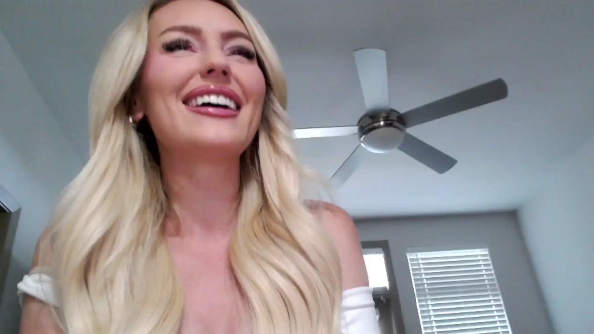 Gallery image thumbnail from Officialelsa's myfreecams stream on, 09/14/2024, 23:03 image 7 of 20