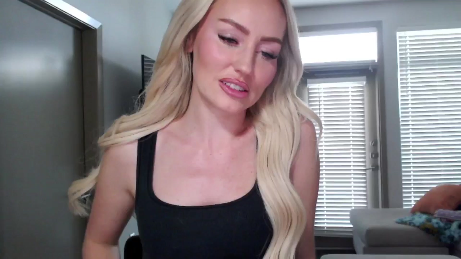 Gallery image thumbnail from Officialelsa's myfreecams stream on, 09/17/2024, 21:57 image 3 of 20