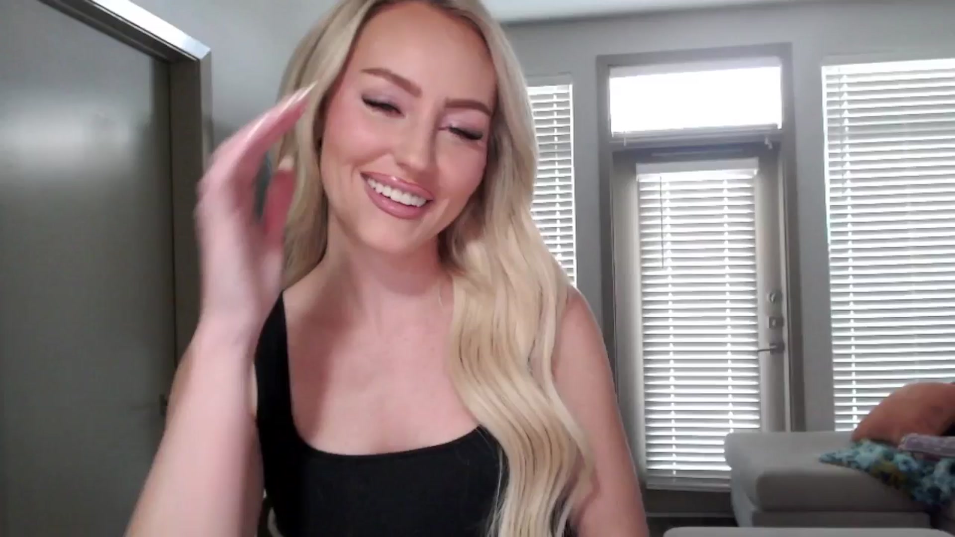 Gallery image thumbnail from Officialelsa's myfreecams stream on, 09/17/2024, 21:57 image 1 of 20