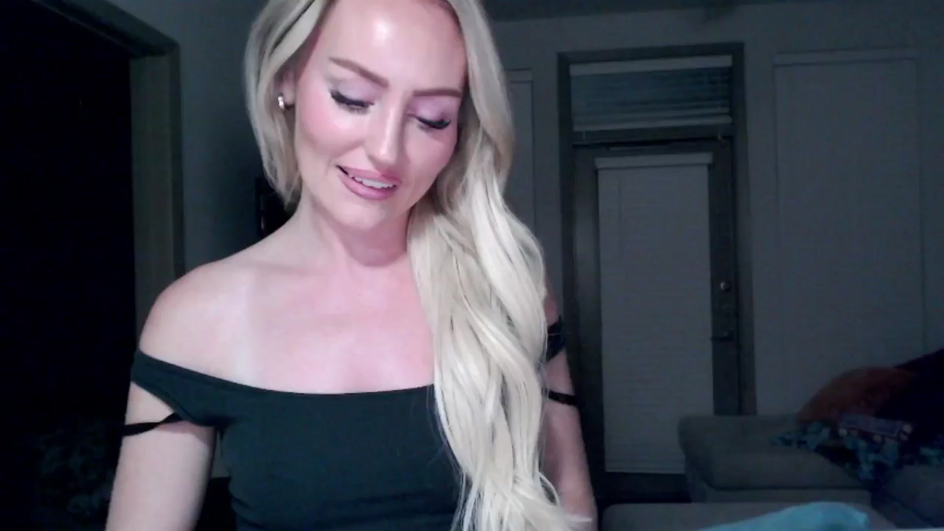 Gallery image thumbnail from Officialelsa's myfreecams stream on, 09/18/2024, 04:11 image 11 of 20