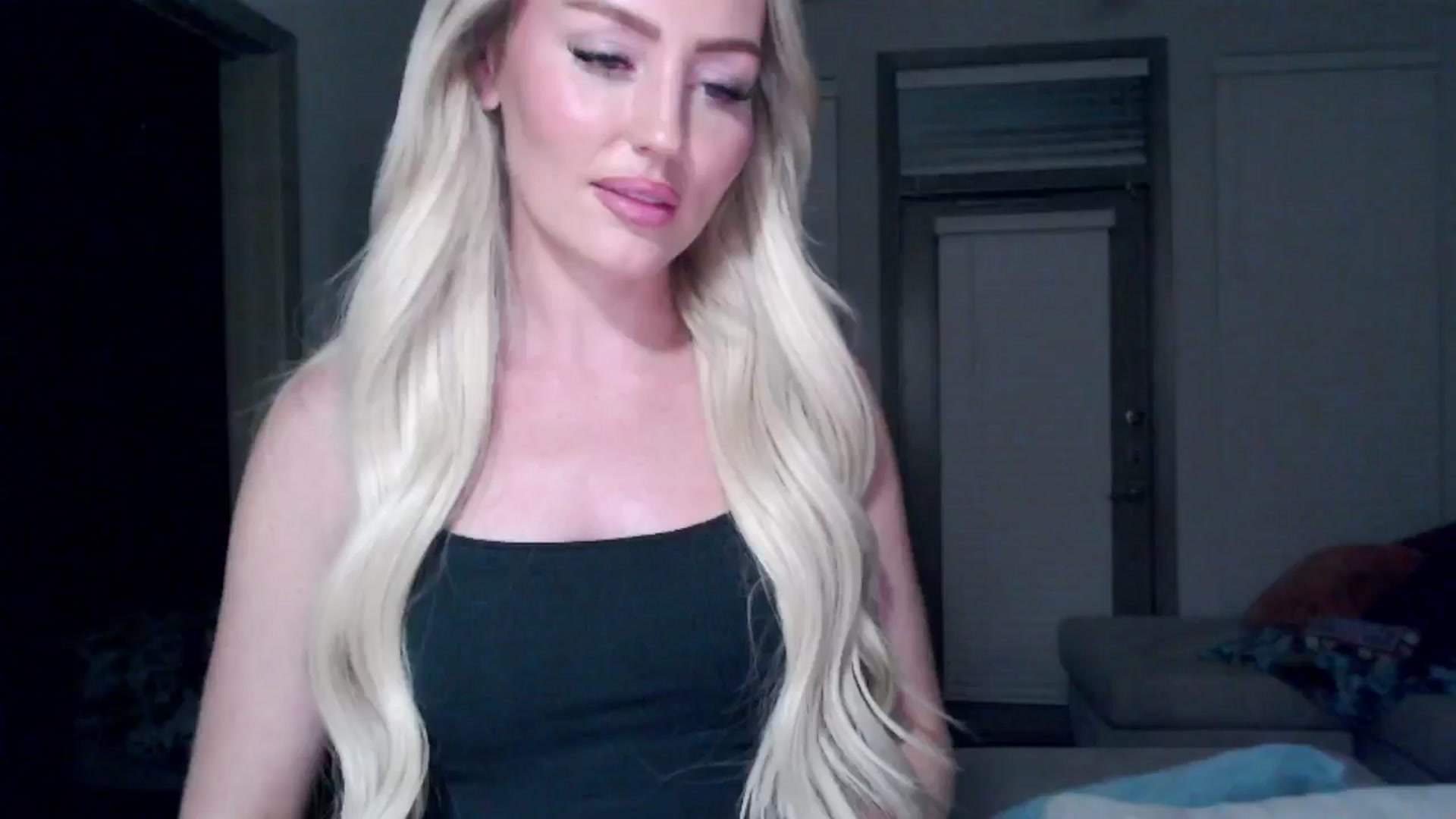 Gallery image thumbnail from Officialelsa's myfreecams stream on, 09/18/2024, 04:11 image 17 of 20