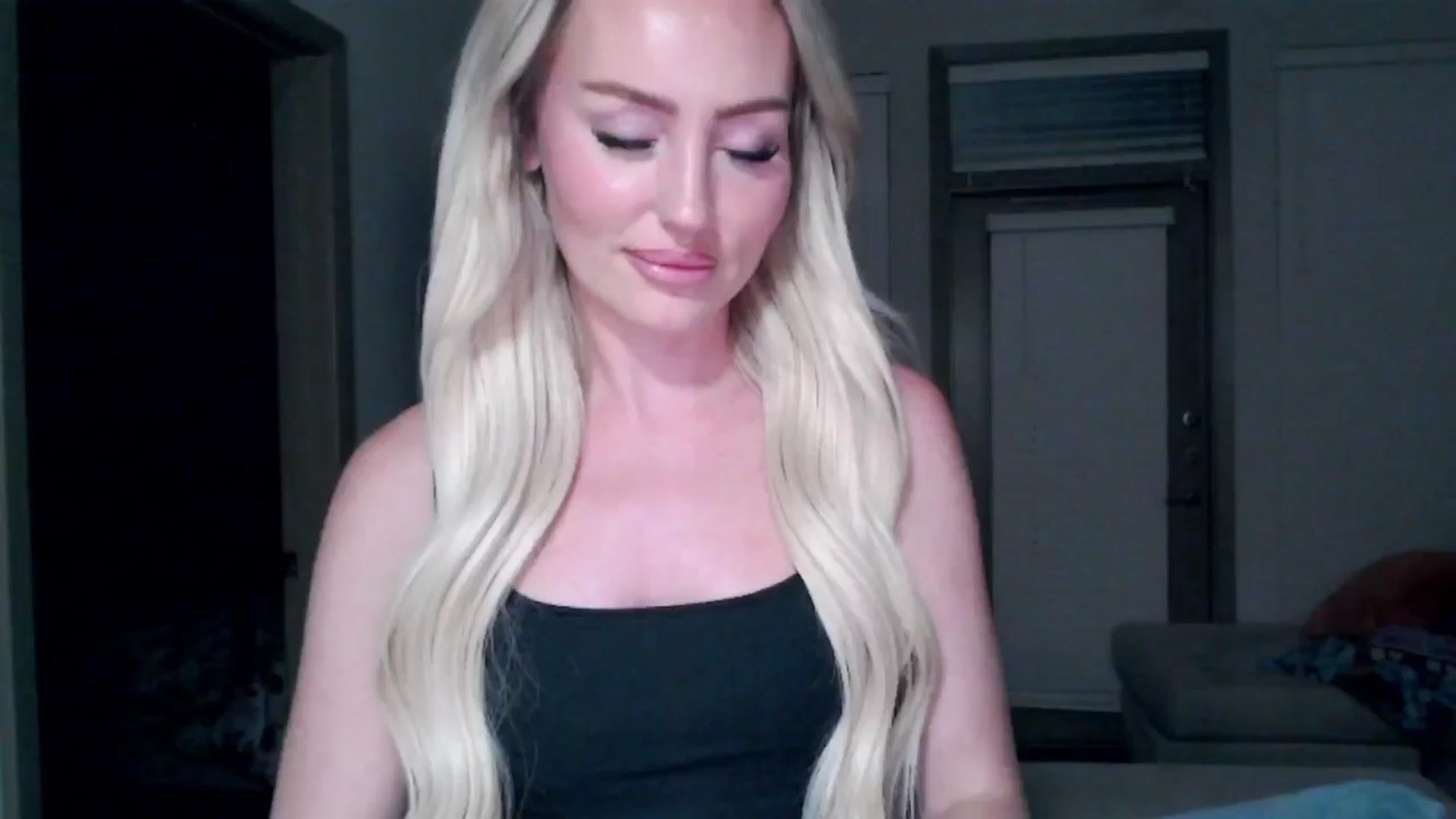 Gallery image thumbnail from Officialelsa's myfreecams stream on, 09/18/2024, 04:11 image 1 of 20