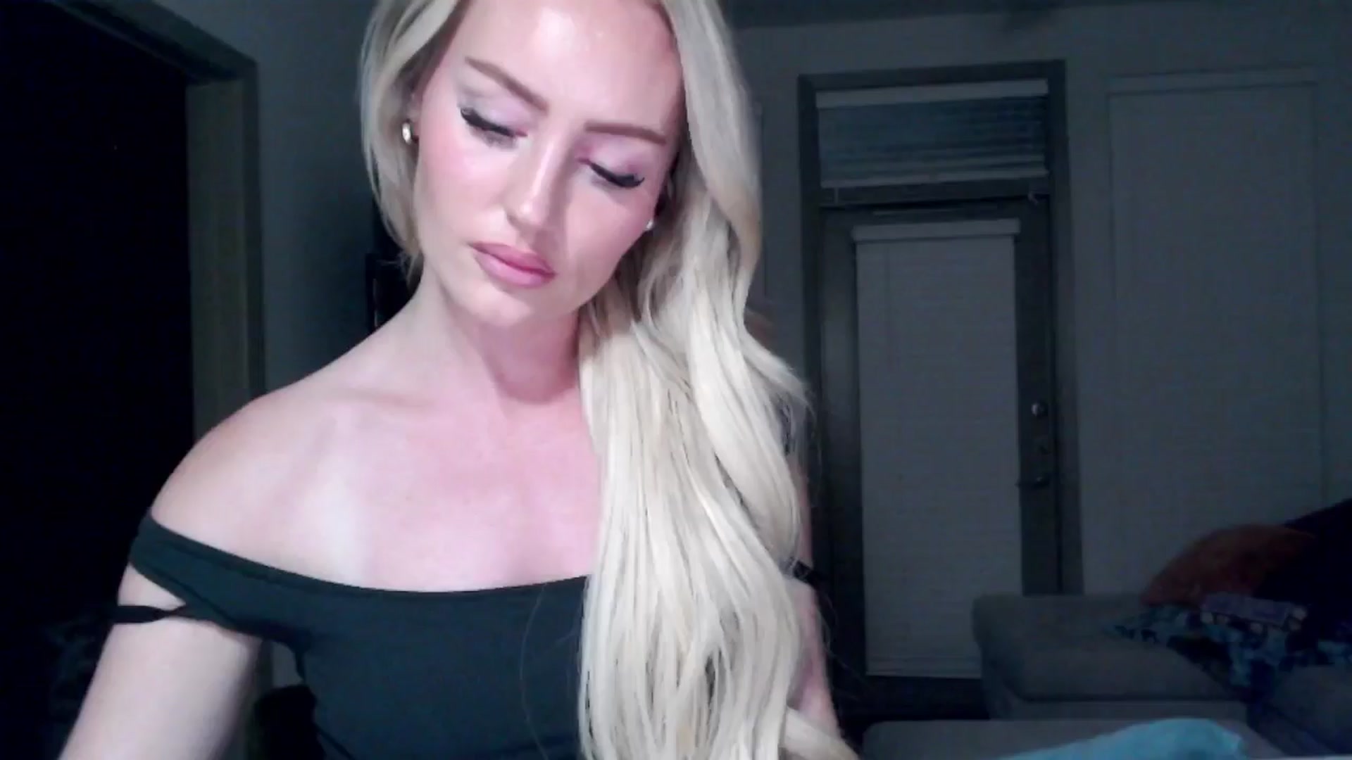 Gallery image thumbnail from Officialelsa's myfreecams stream on, 09/18/2024, 04:11 image 12 of 20