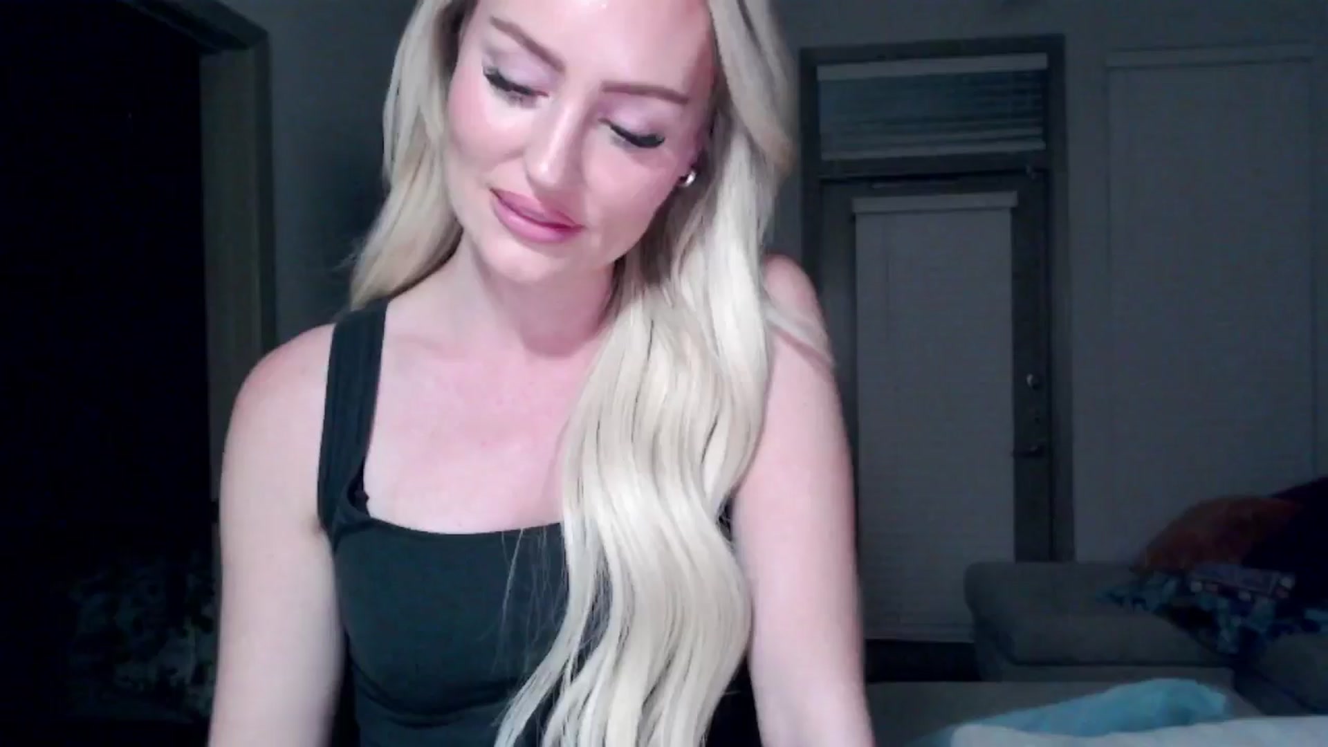 Gallery image thumbnail from Officialelsa's myfreecams stream on, 09/18/2024, 04:11 image 20 of 20