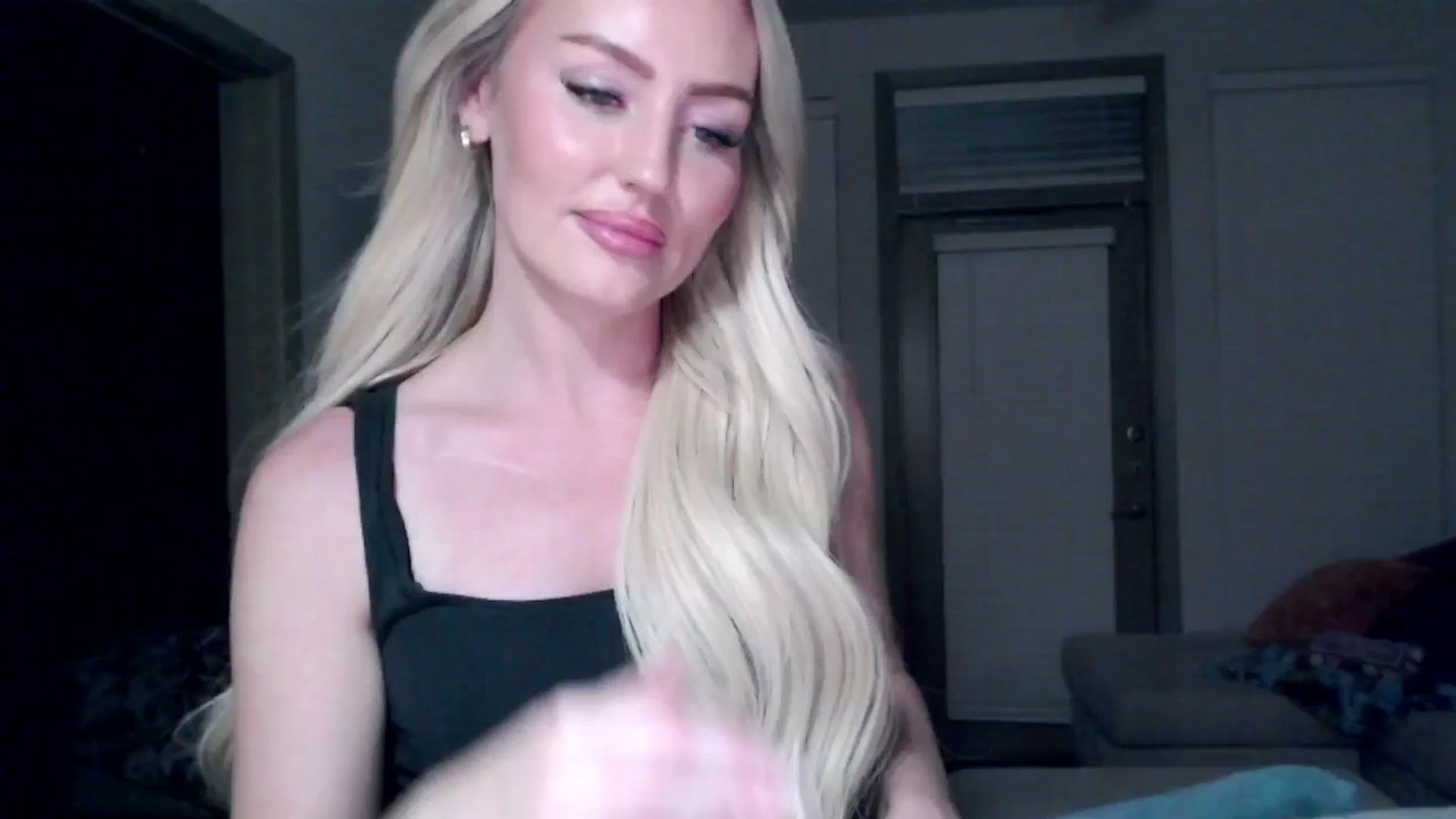 Gallery image thumbnail from Officialelsa's myfreecams stream on, 09/18/2024, 04:11 image 15 of 20