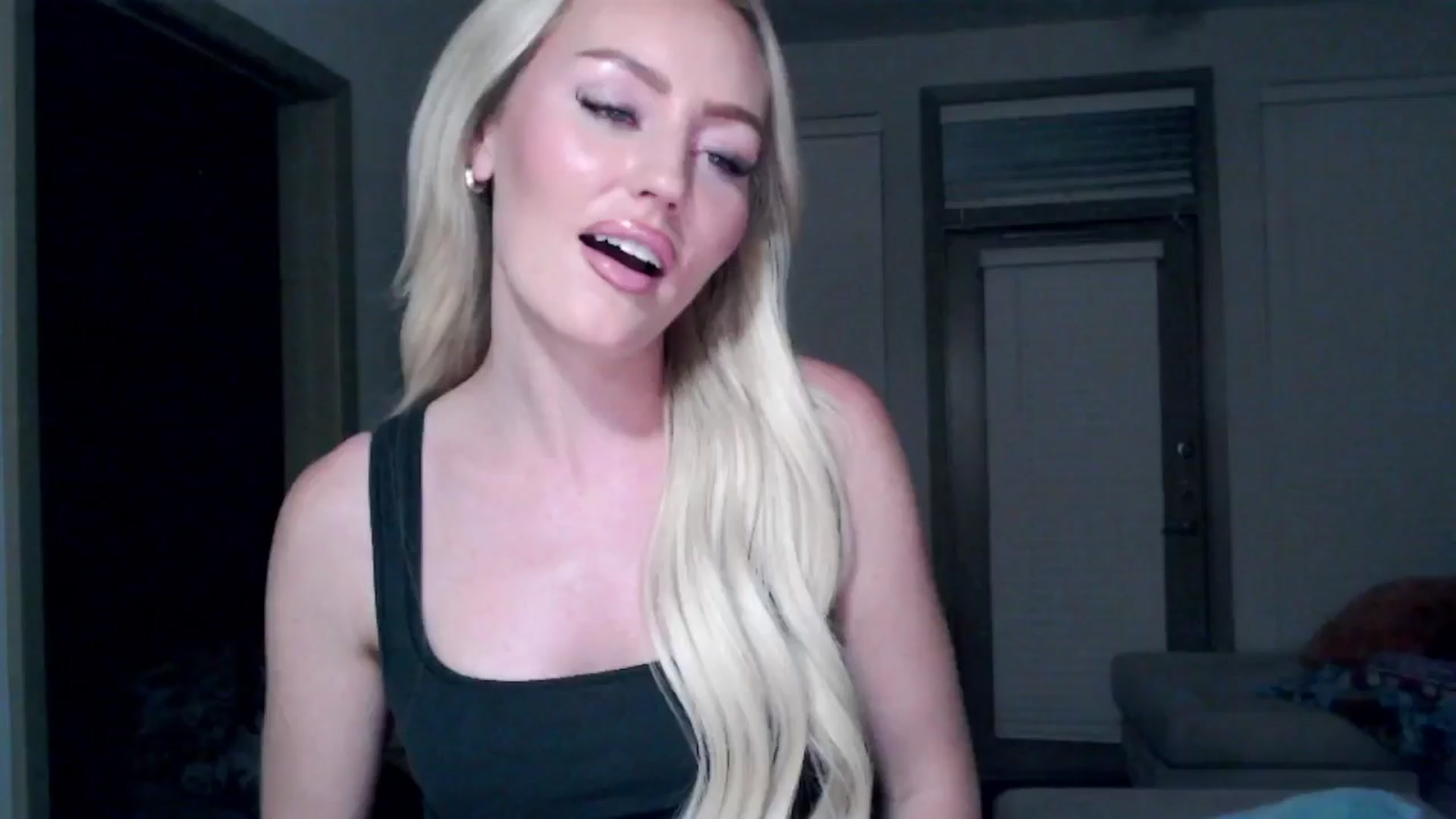 Gallery image thumbnail from Officialelsa's myfreecams stream on, 09/18/2024, 04:11 image 5 of 20
