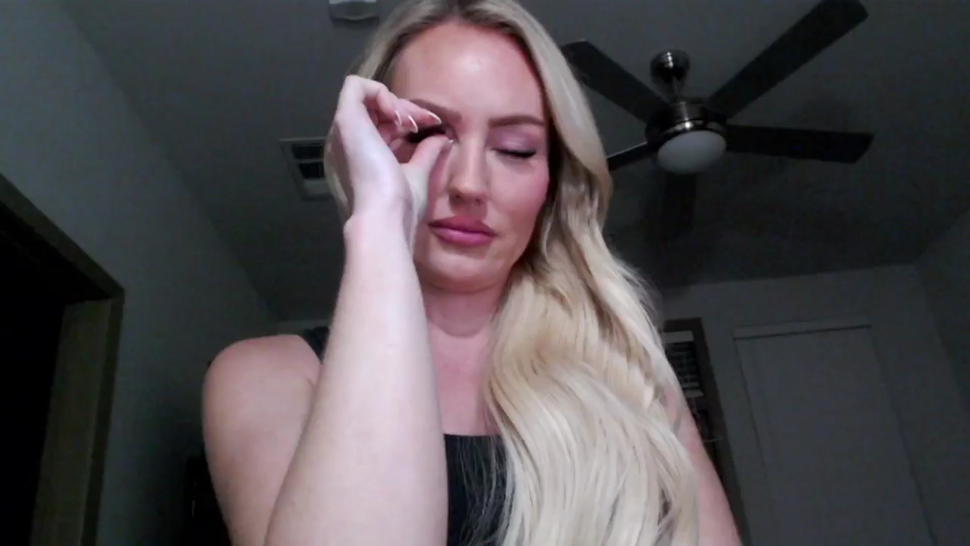 Gallery image thumbnail from Officialelsa's myfreecams stream on, 09/18/2024, 04:47 image 18 of 20