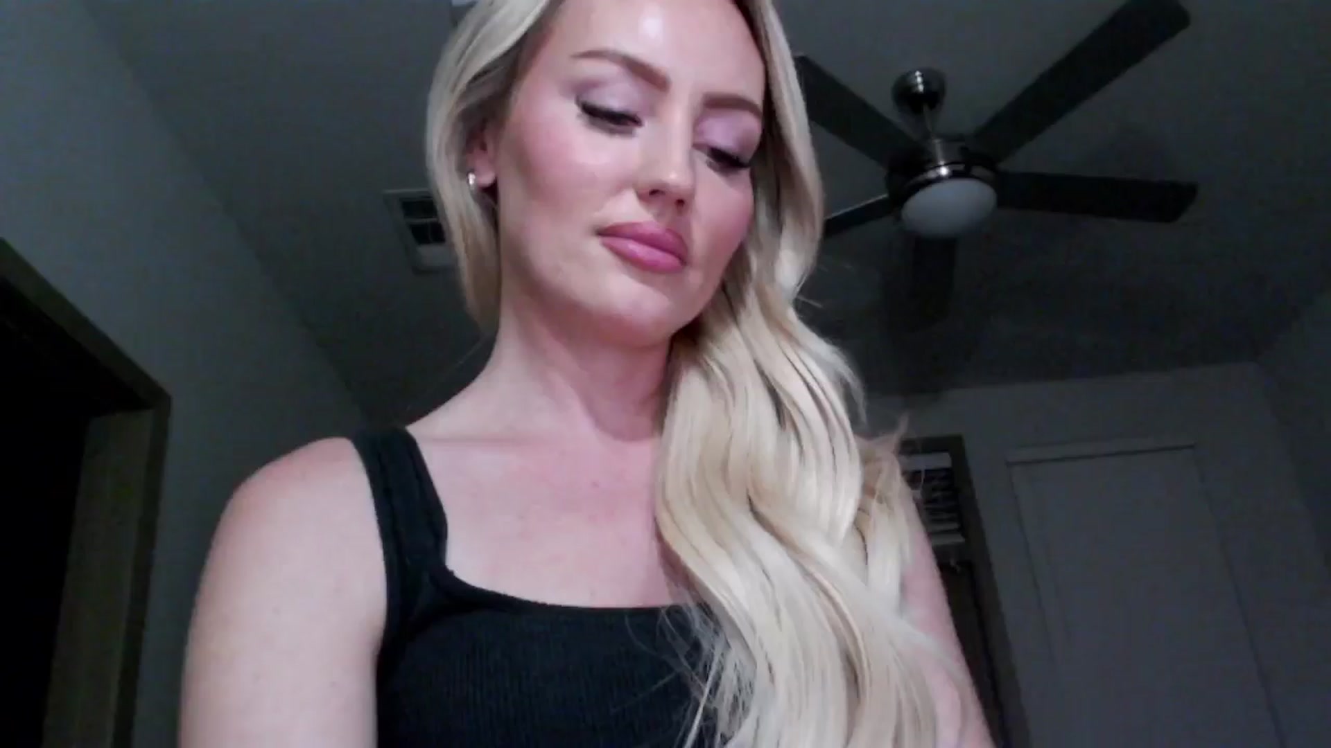 Gallery image thumbnail from Officialelsa's myfreecams stream on, 09/18/2024, 04:47 image 9 of 20