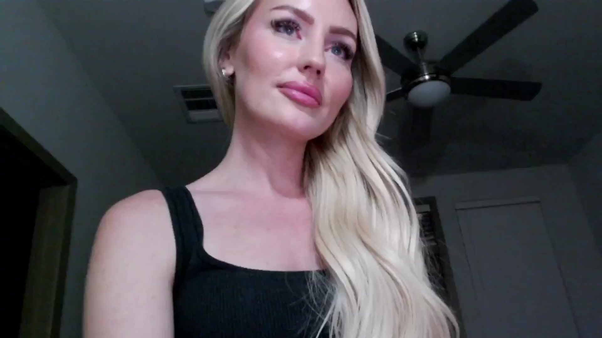Gallery image thumbnail from Officialelsa's myfreecams stream on, 09/18/2024, 04:47 image 7 of 20