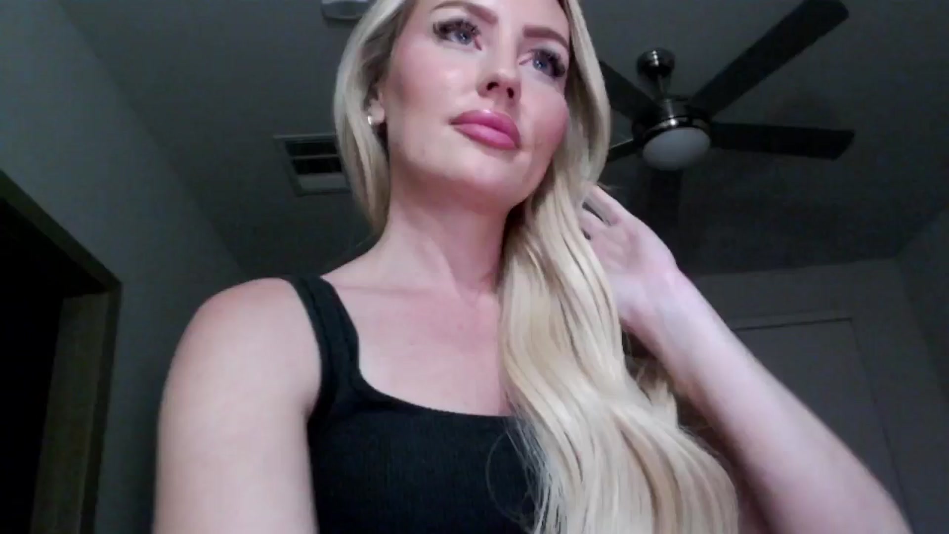 Gallery image thumbnail from Officialelsa's myfreecams stream on, 09/18/2024, 04:47 image 11 of 20