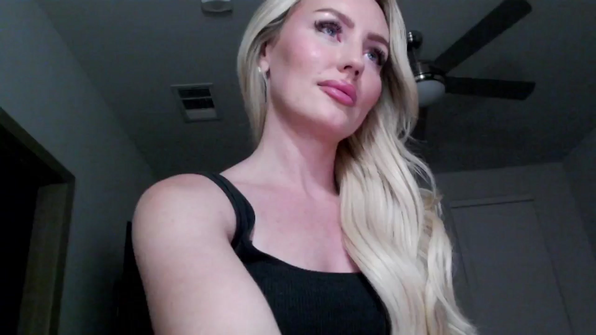 Gallery image thumbnail from Officialelsa's myfreecams stream on, 09/18/2024, 04:47 image 1 of 20