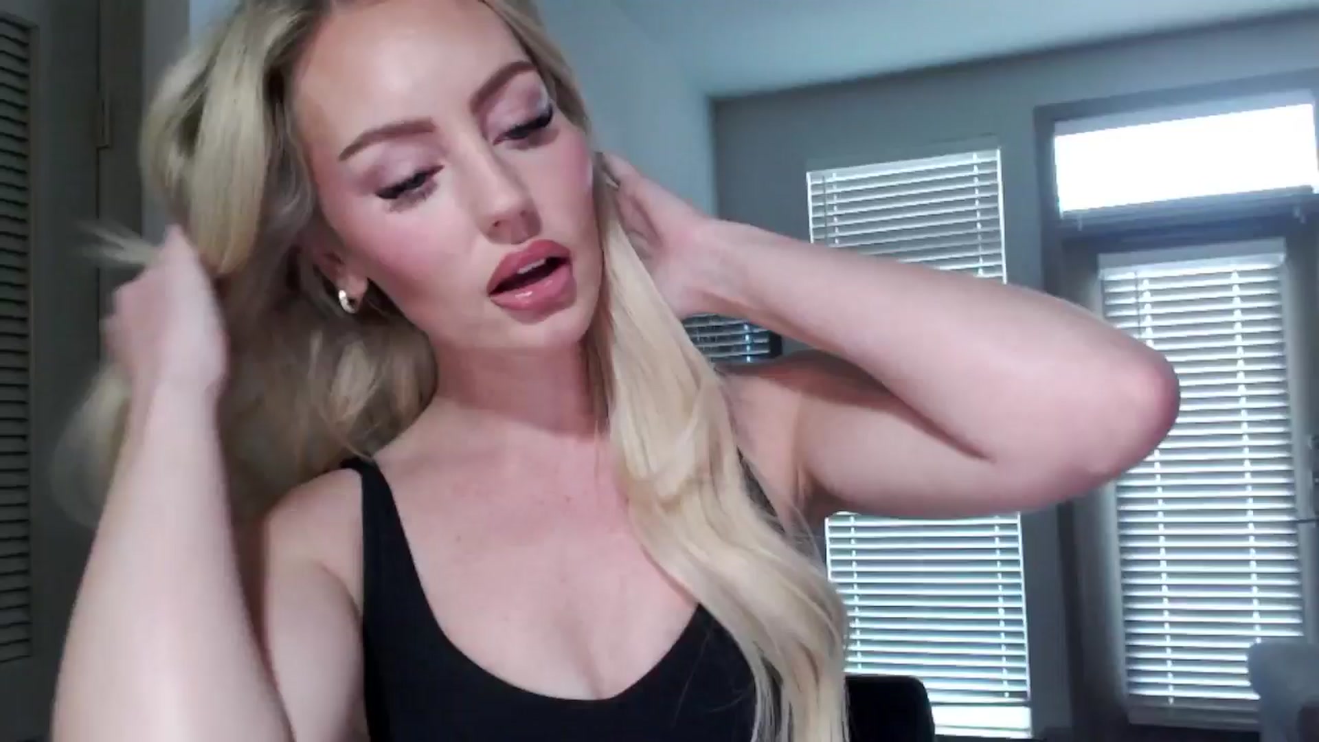 Gallery image thumbnail from Officialelsa's myfreecams stream on, 09/19/2024, 23:02 image 9 of 20