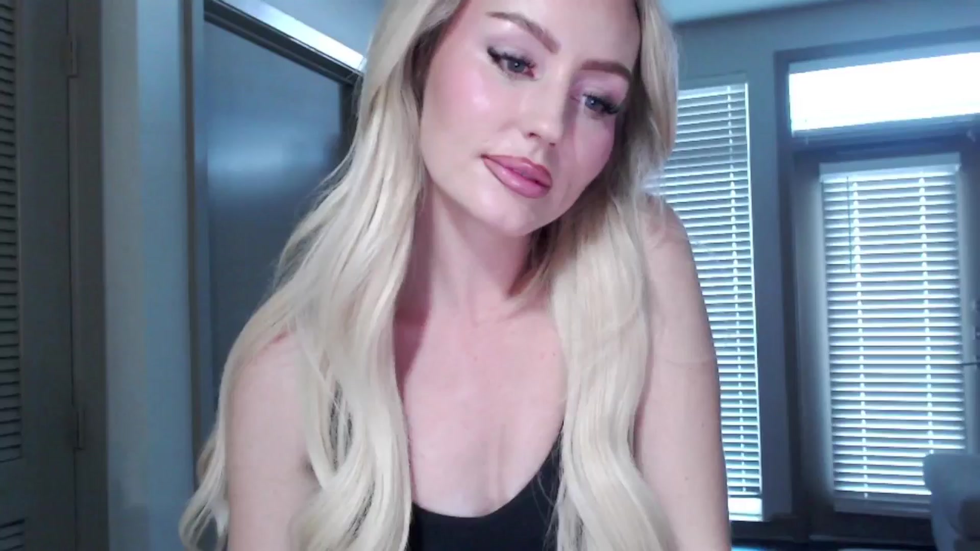 Gallery image thumbnail from Officialelsa's myfreecams stream on, 09/19/2024, 23:02 image 6 of 20