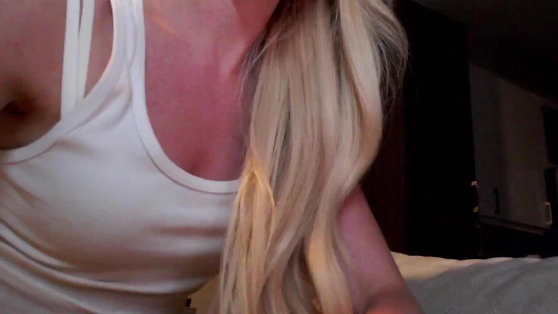 Gallery image thumbnail from Officialelsa's myfreecams stream on, 09/20/2024, 05:06 image 13 of 20