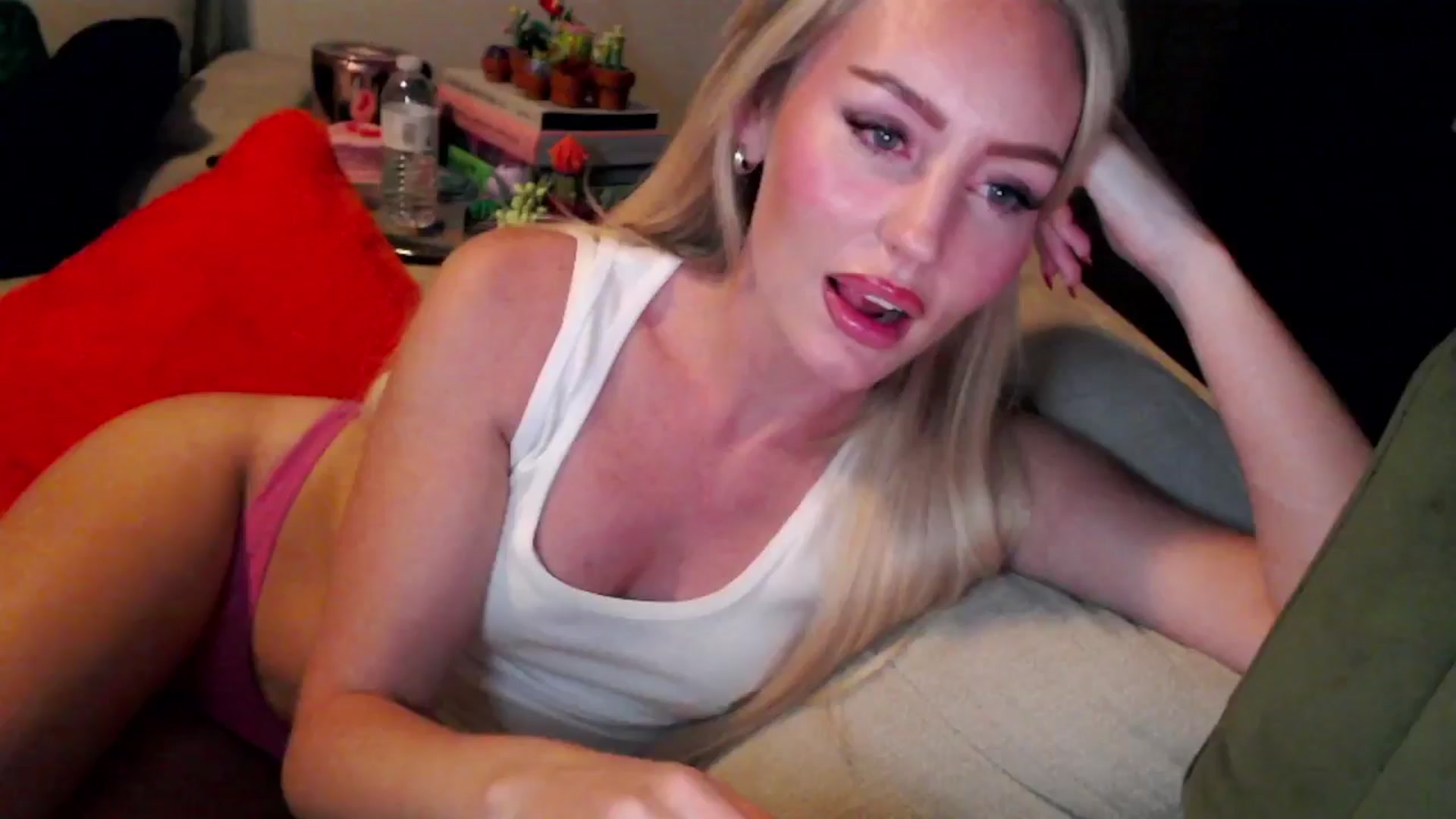 Gallery image thumbnail from Officialelsa's myfreecams stream on, 09/20/2024, 07:11 image 5 of 20