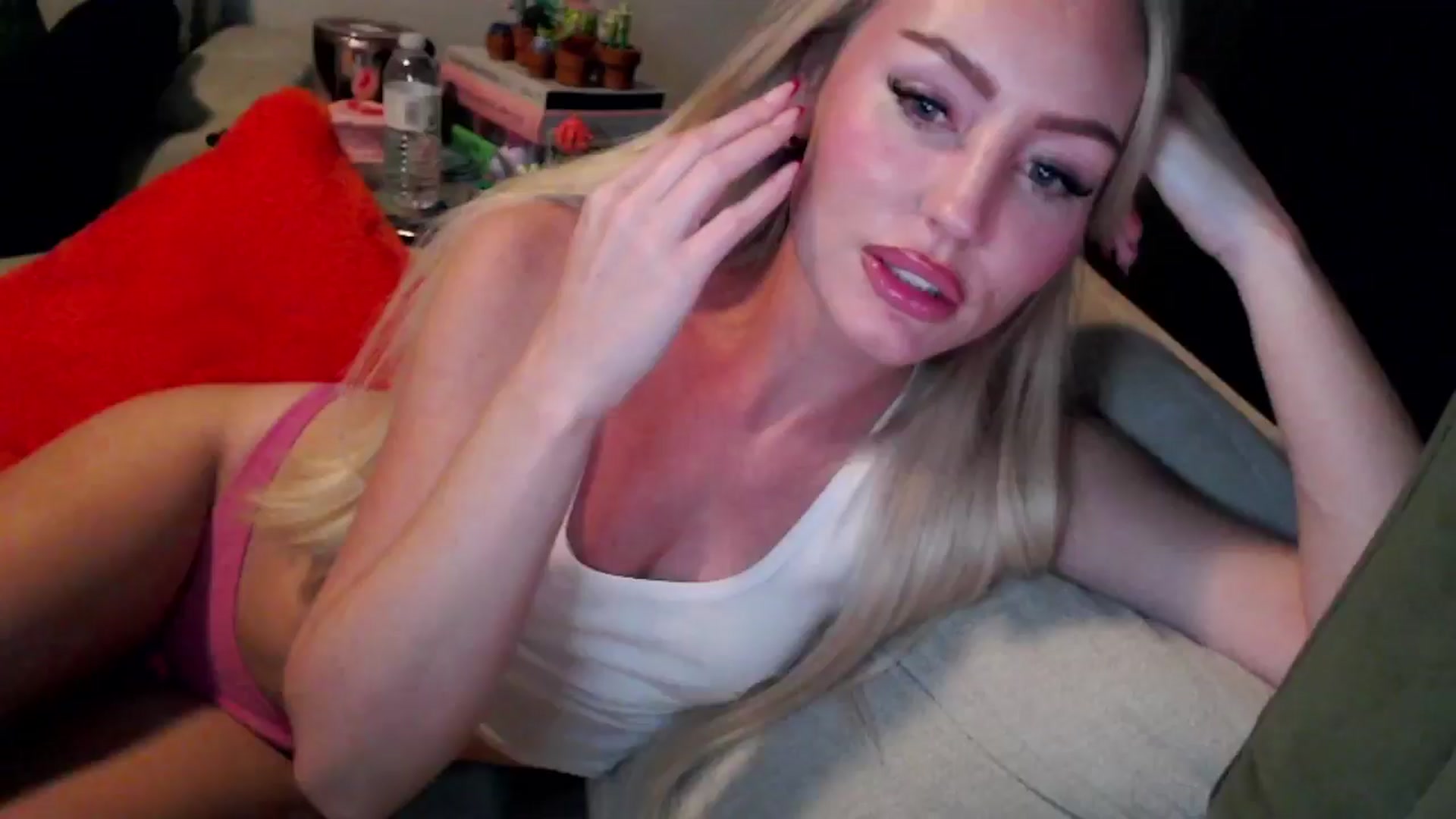 Gallery image thumbnail from Officialelsa's myfreecams stream on, 09/20/2024, 07:11 image 2 of 20