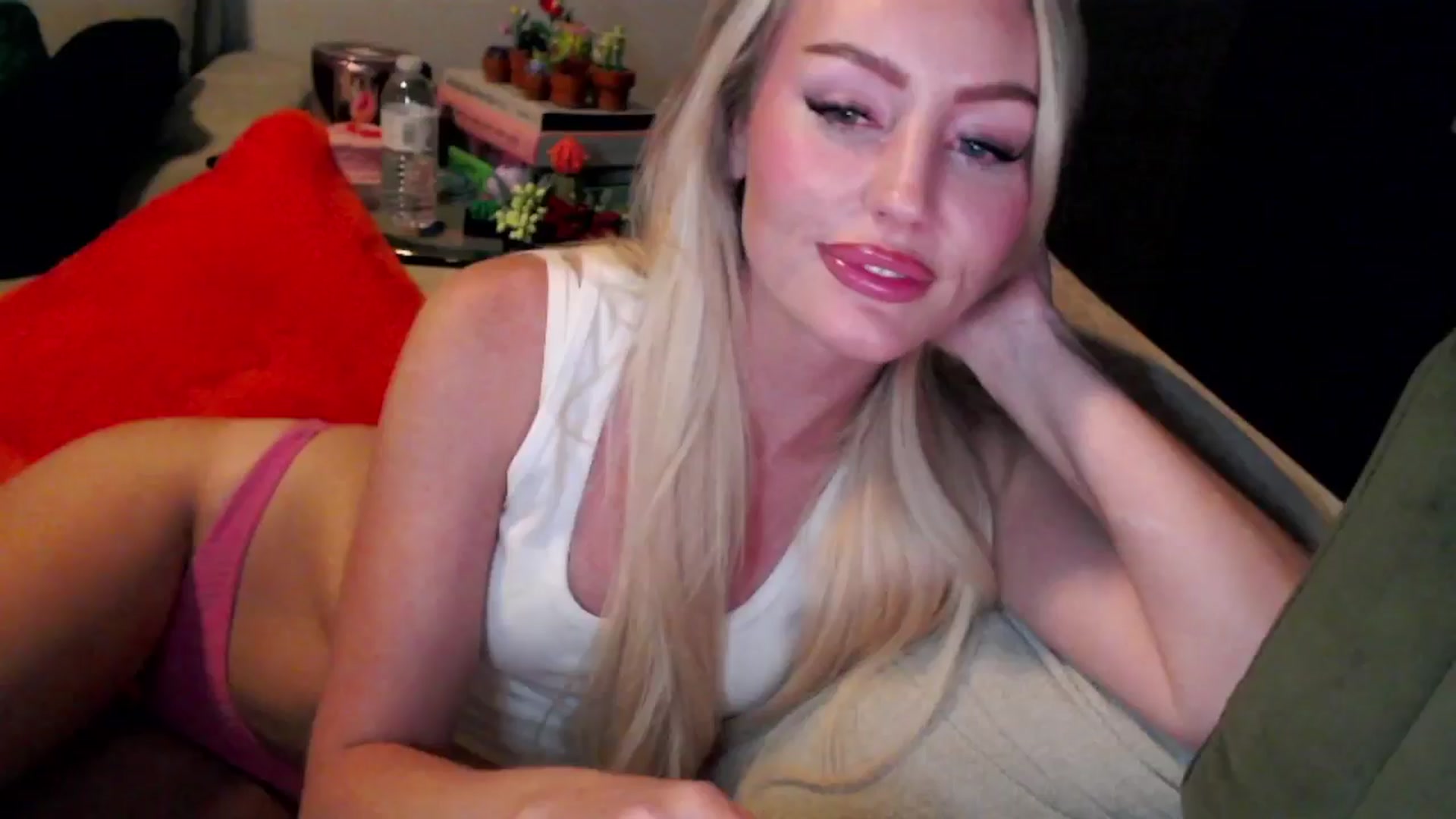 Gallery image thumbnail from Officialelsa's myfreecams stream on, 09/20/2024, 07:11 image 12 of 20