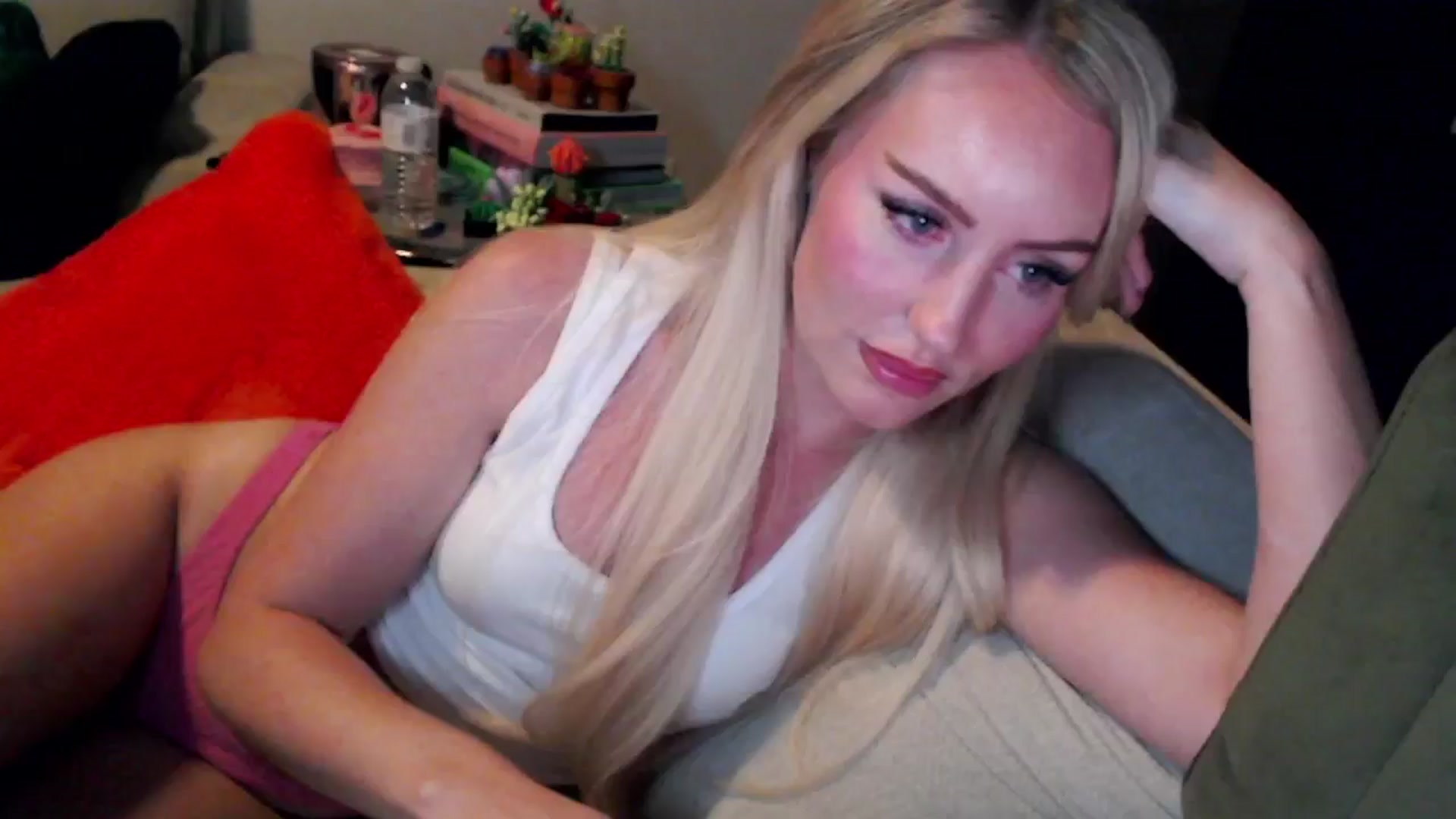 Gallery image thumbnail from Officialelsa's myfreecams stream on, 09/20/2024, 07:11 image 17 of 20