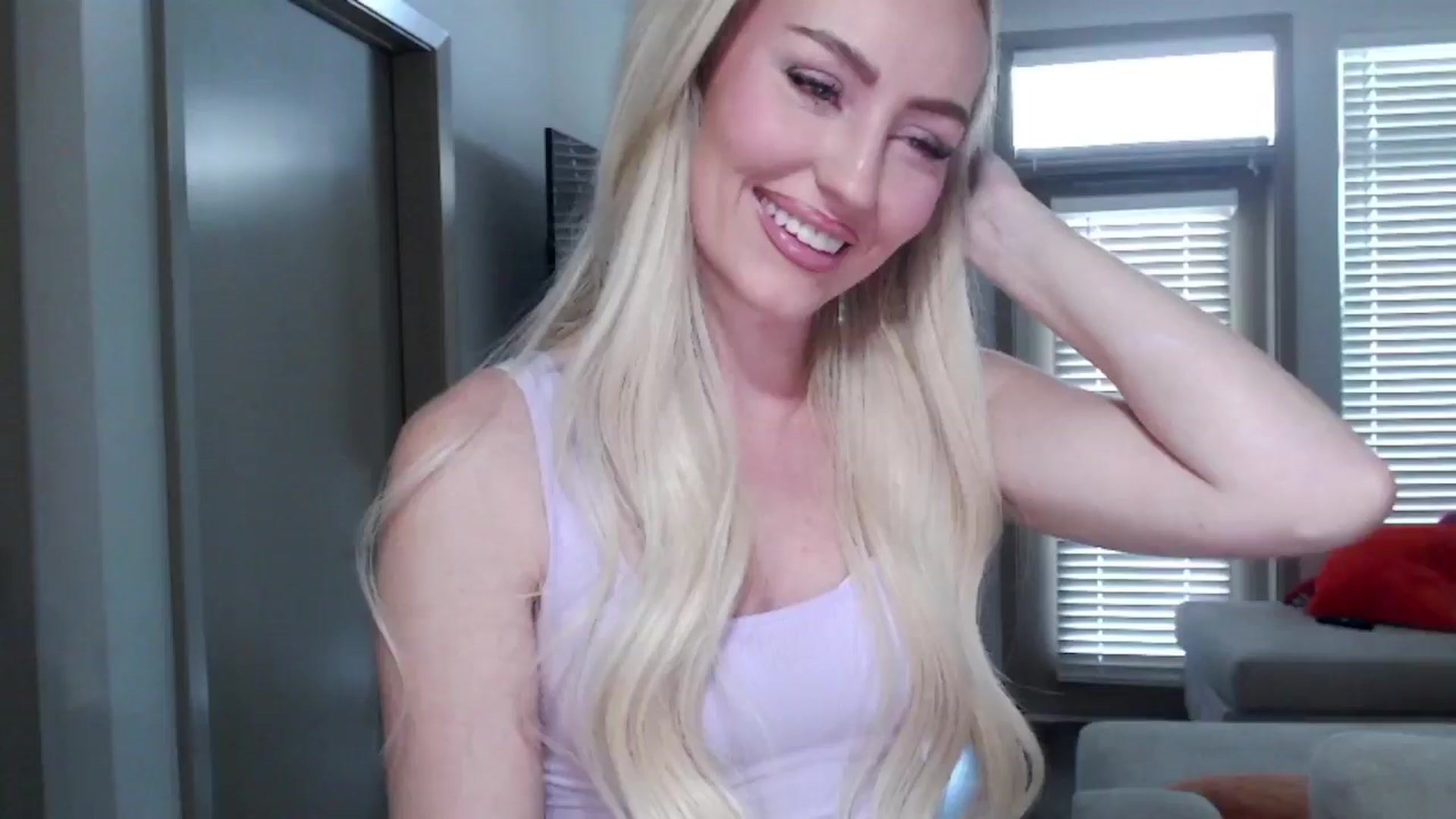 Gallery image thumbnail from Officialelsa's myfreecams stream on, 09/24/2024, 22:41 image 5 of 20