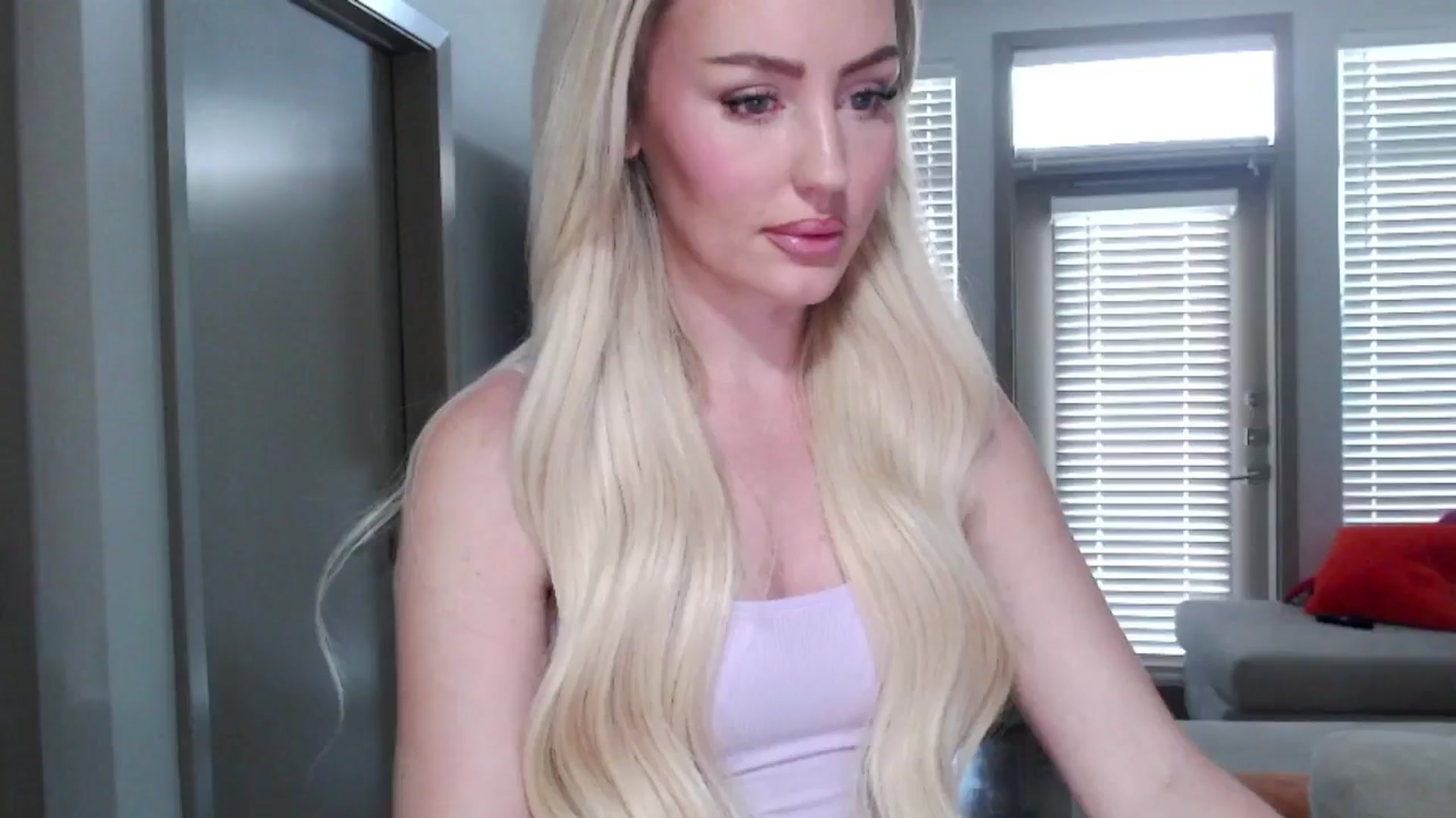 Gallery image thumbnail from Officialelsa's myfreecams stream on, 09/24/2024, 22:41 image 1 of 20