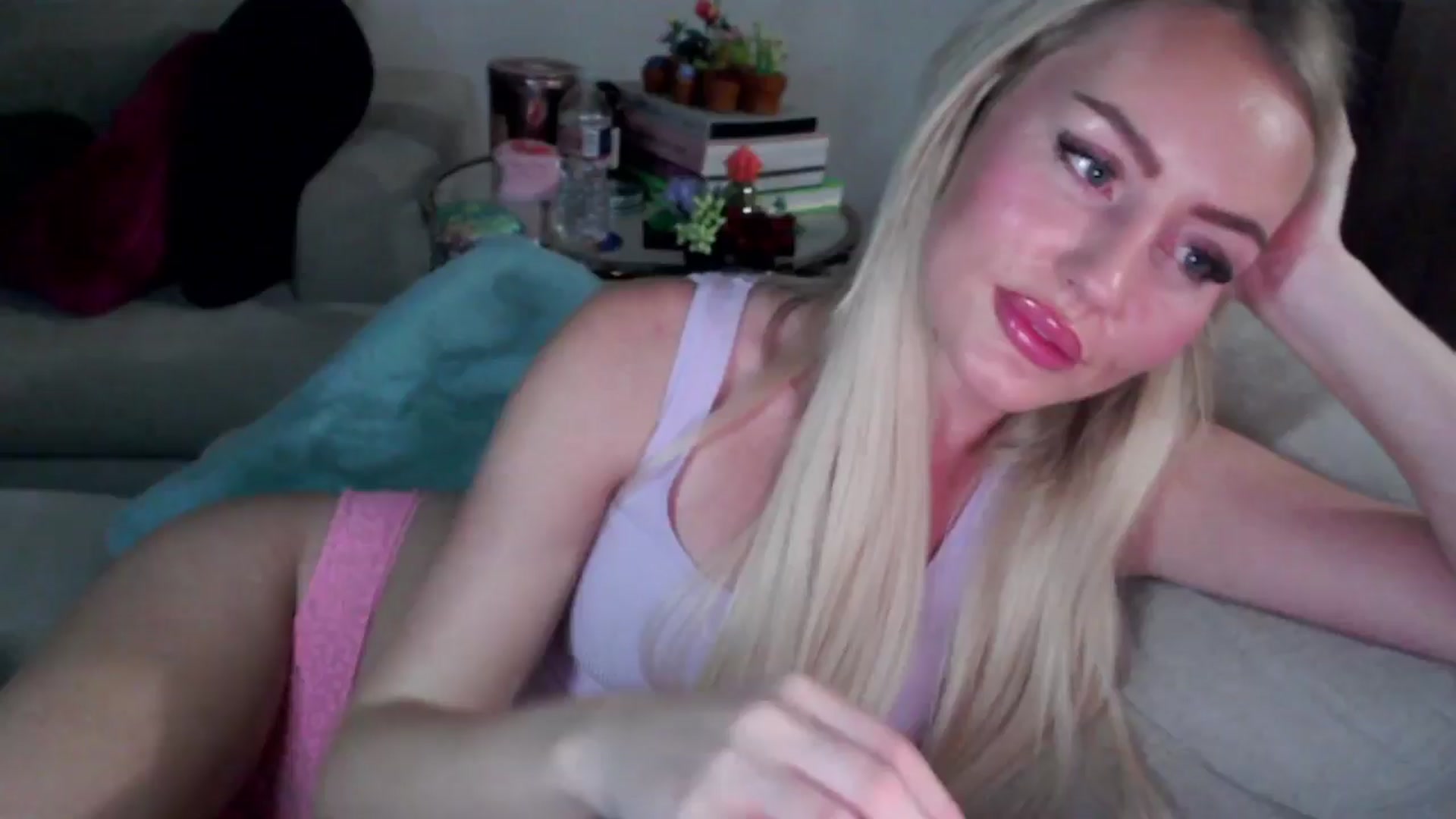 Gallery image thumbnail from Officialelsa's myfreecams stream on, 09/25/2024, 06:13 image 11 of 20
