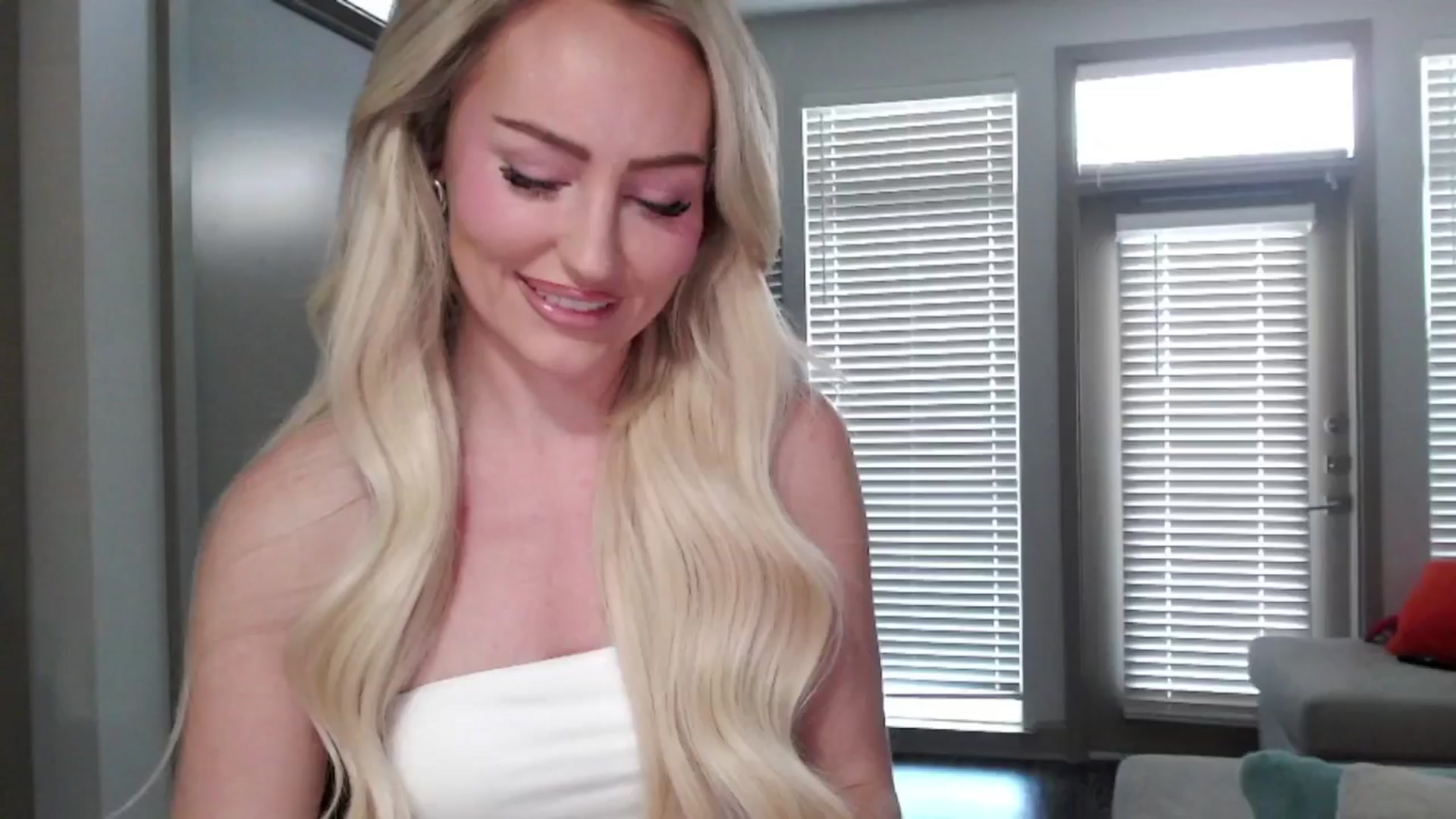 Gallery image thumbnail from Officialelsa's myfreecams stream on, 09/25/2024, 21:19 image 4 of 20