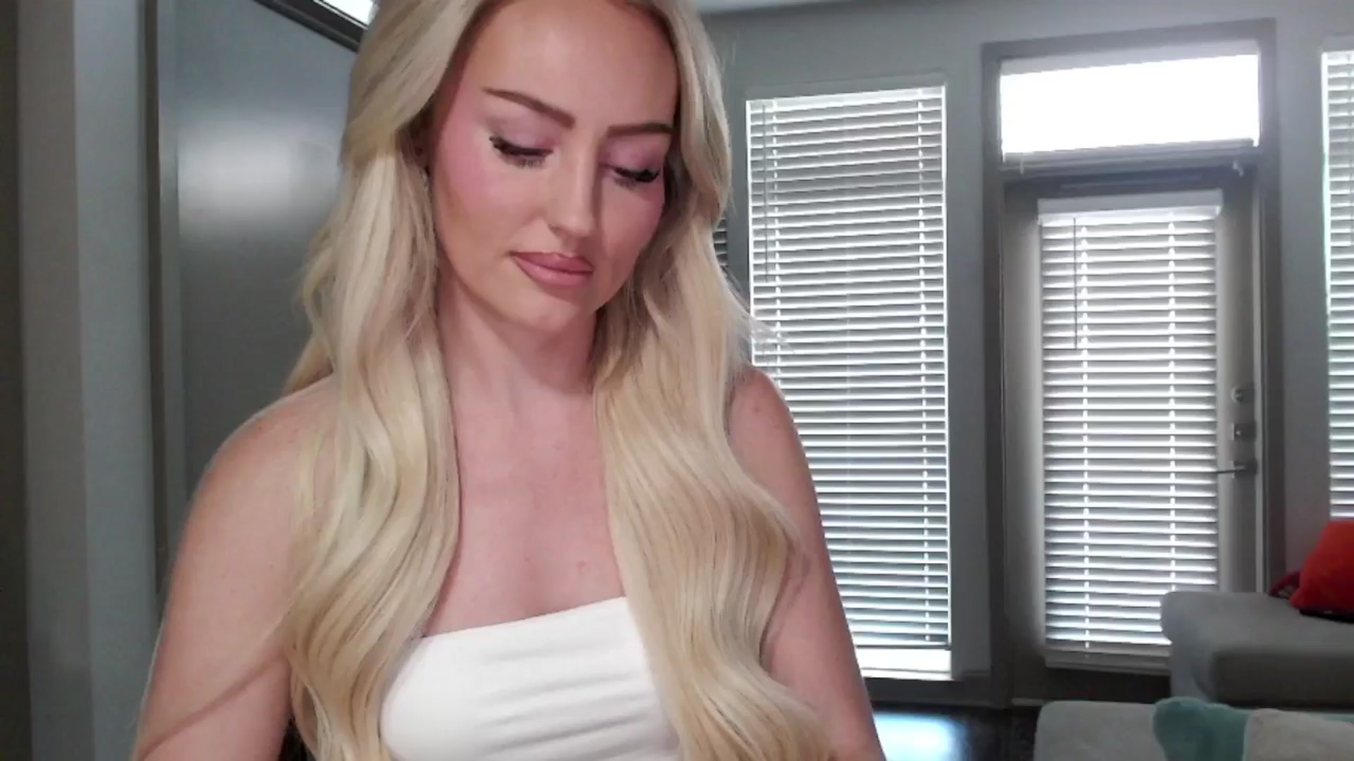 Gallery image thumbnail from Officialelsa's myfreecams stream on, 09/25/2024, 21:19 image 3 of 20