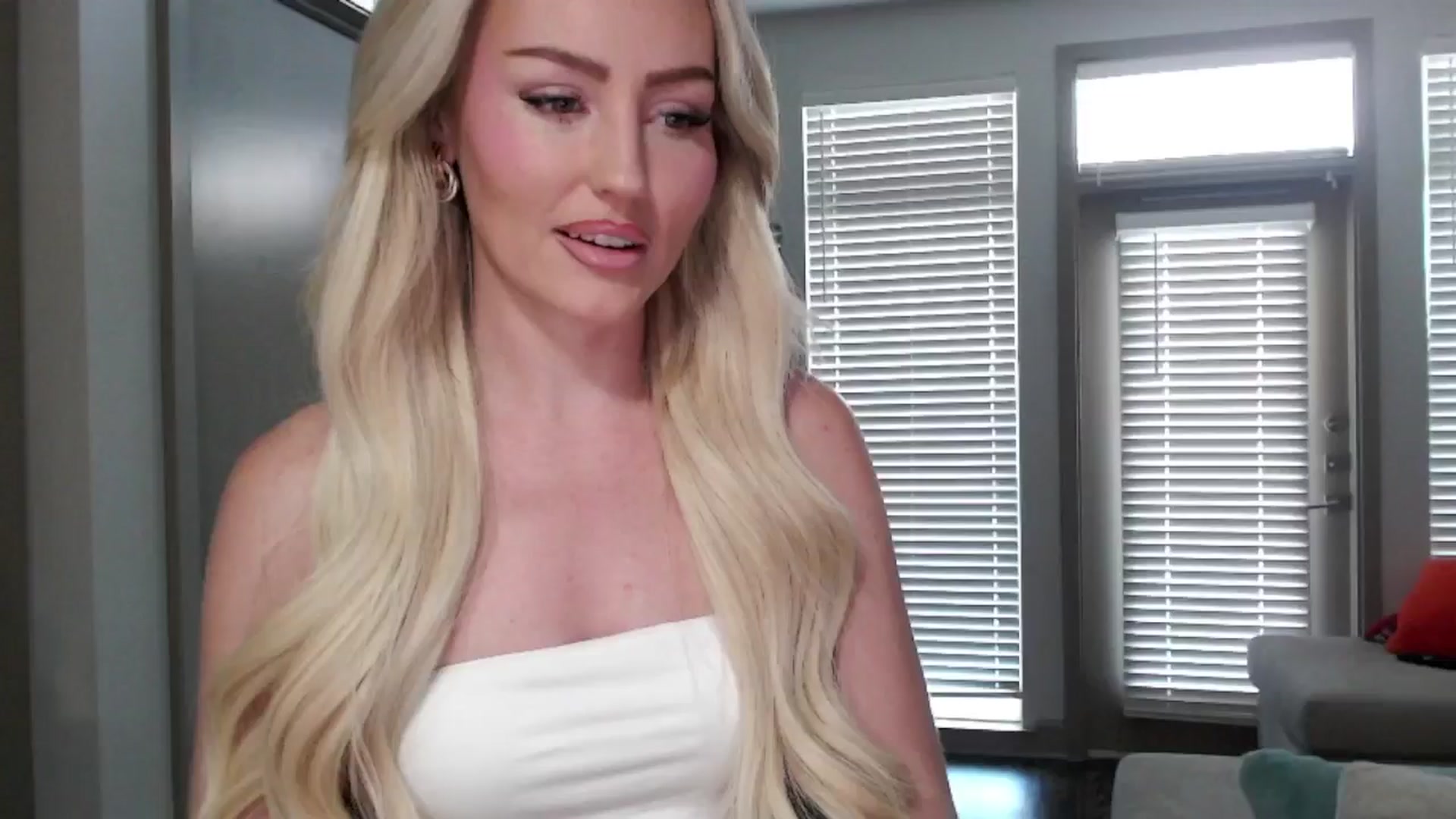 Gallery image thumbnail from Officialelsa's myfreecams stream on, 09/25/2024, 21:19 image 1 of 20