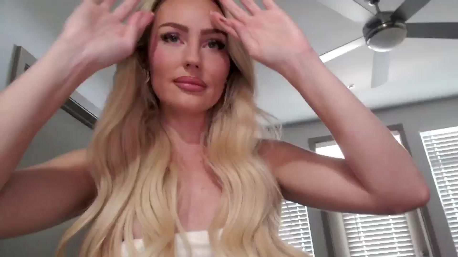 Gallery image thumbnail from Officialelsa's myfreecams stream on, 09/25/2024, 21:19 image 13 of 20