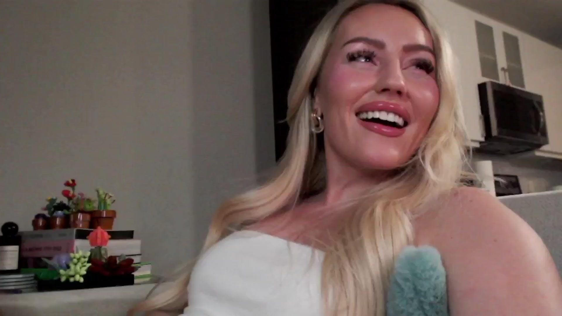 Gallery image thumbnail from Officialelsa's myfreecams stream on, 09/26/2024, 07:12 image 8 of 20