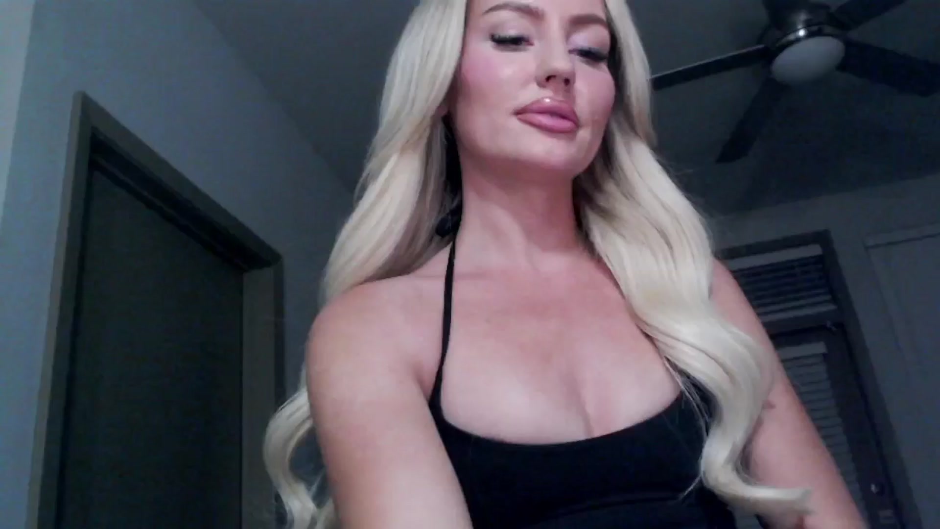 Gallery image thumbnail from Officialelsa's myfreecams stream on, 10/16/2024, 04:15 image 14 of 20