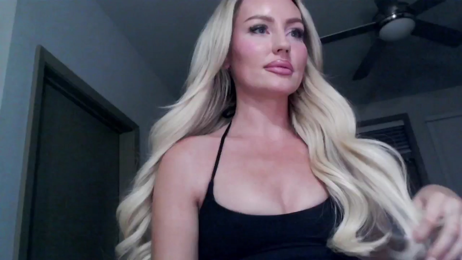 Gallery image thumbnail from Officialelsa's myfreecams stream on, 10/16/2024, 04:15 image 13 of 20