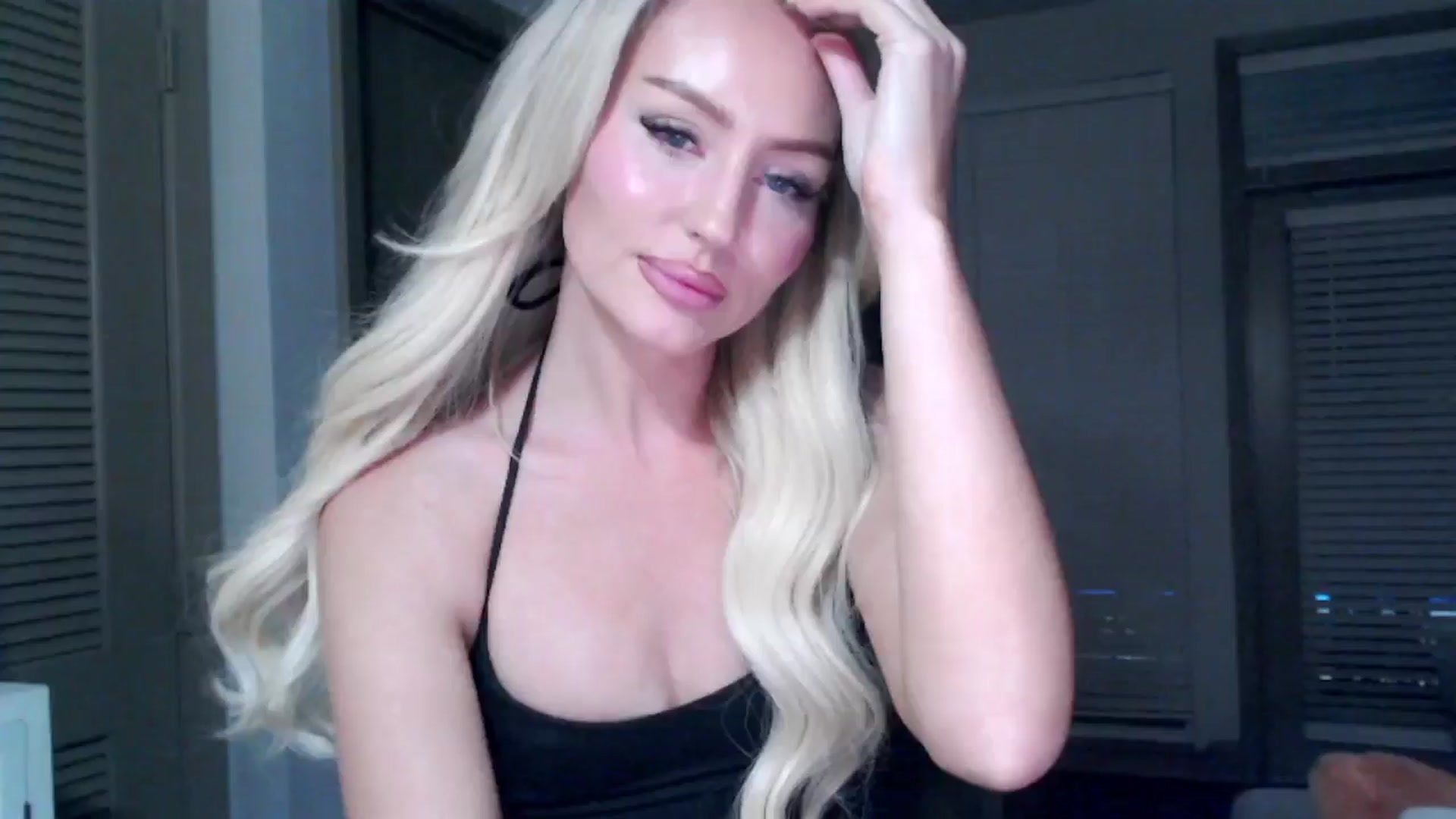 Gallery image thumbnail from Officialelsa's myfreecams stream on, 10/16/2024, 05:00 image 5 of 20