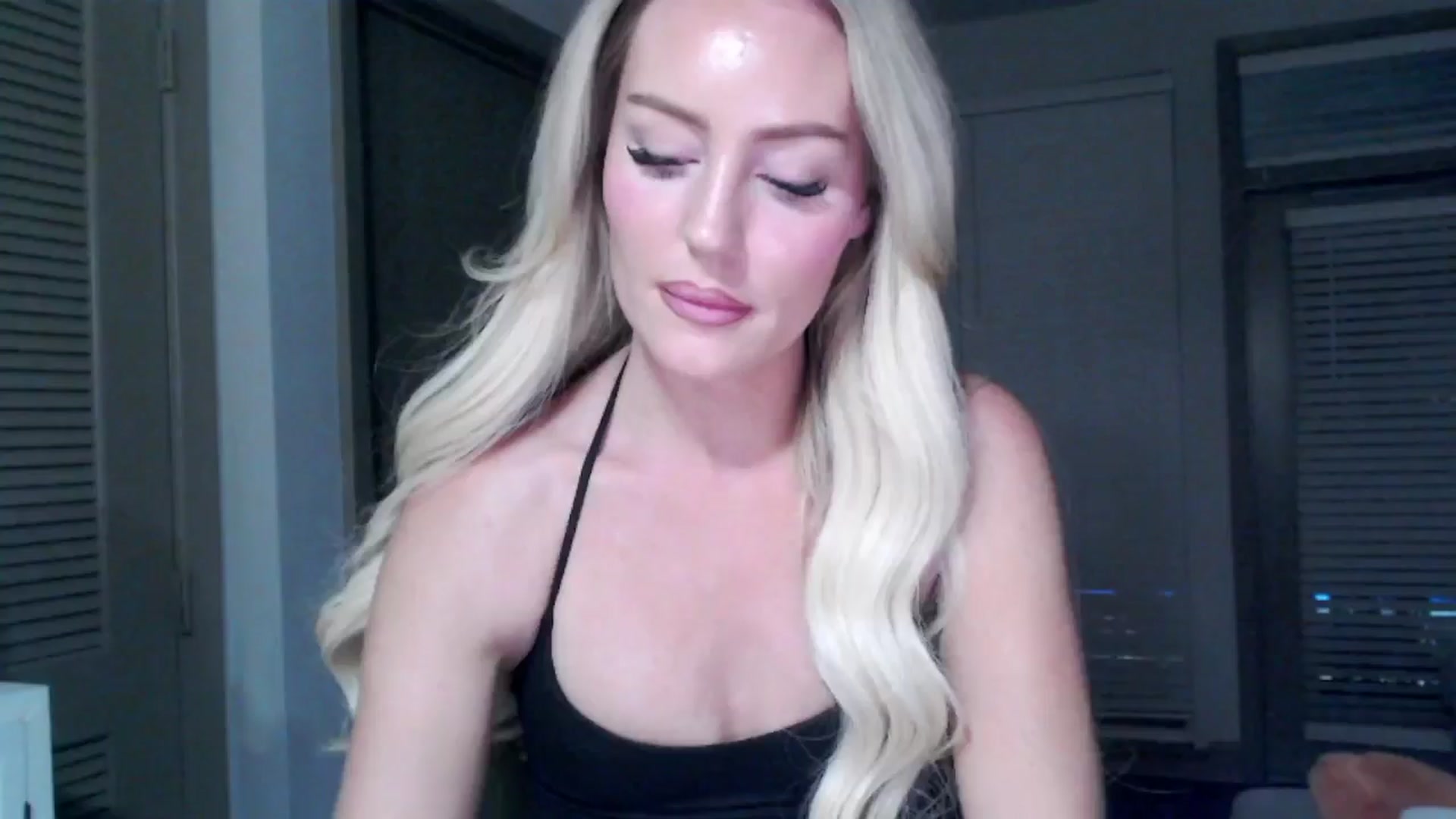 Gallery image thumbnail from Officialelsa's myfreecams stream on, 10/16/2024, 05:00 image 8 of 20