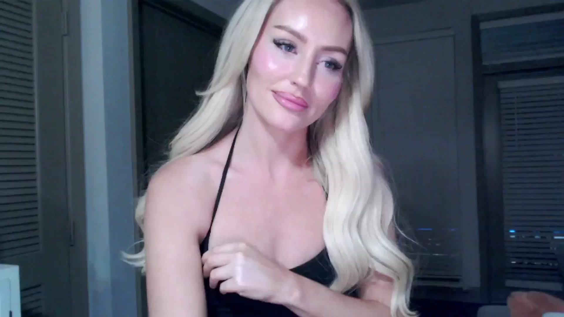 Gallery image thumbnail from Officialelsa's myfreecams stream on, 10/16/2024, 05:00 image 6 of 20